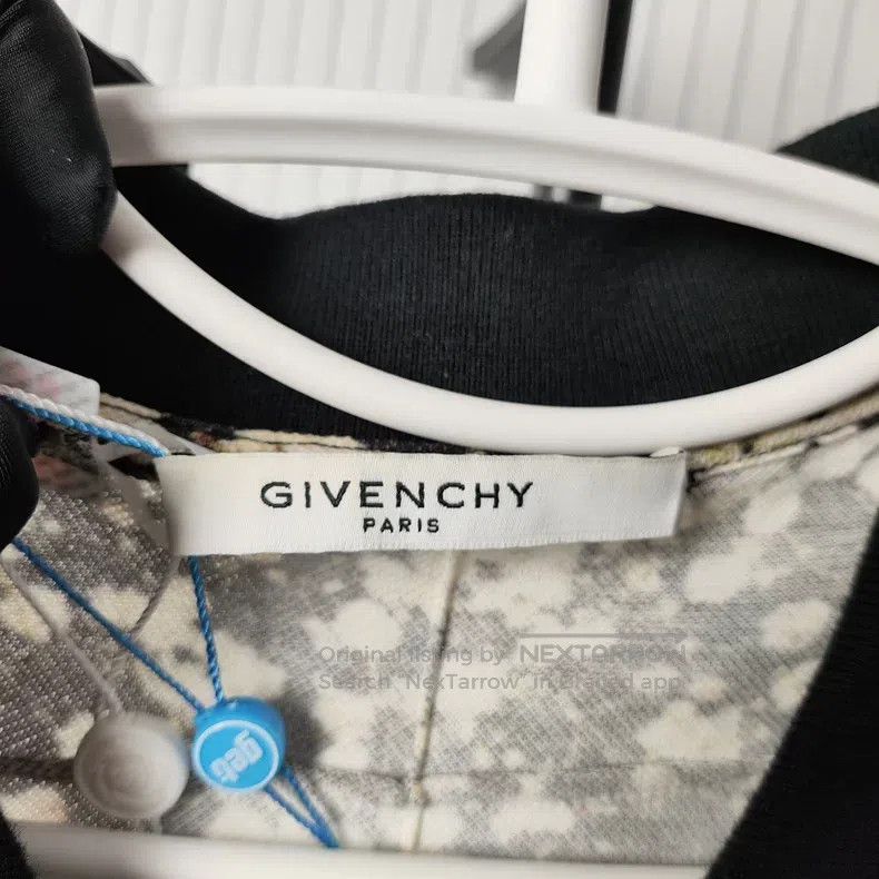 Givenchy Givenchy Runway Model Cherry Blossom Short Sleeve, Size S Size US S / EU 44-46 / 1 - 3 Thumbnail