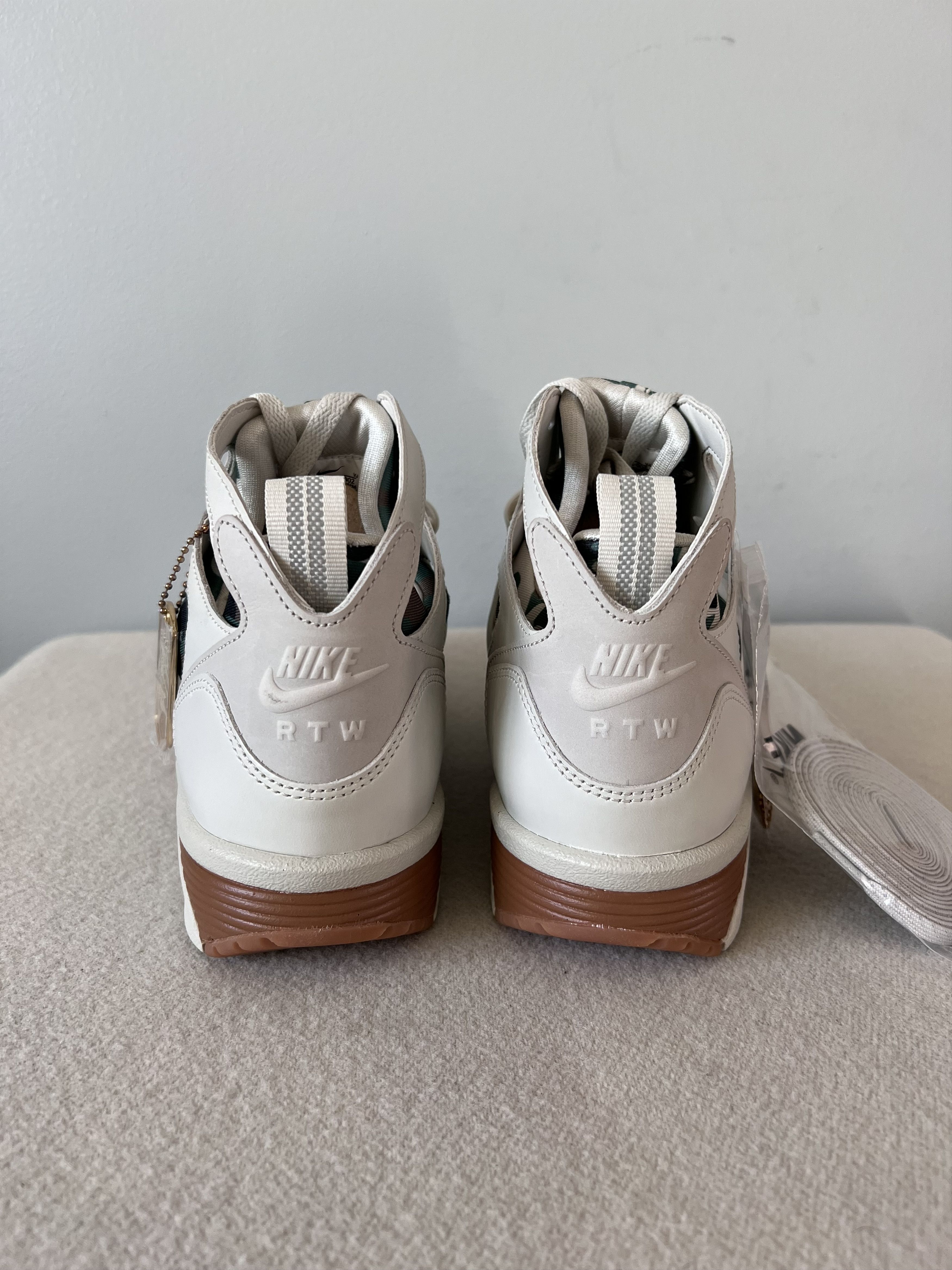 Corteiz × Nike Corteiz Nike Air Trainer Huarache SP in Light Bone Size US 9.5 / EU 42-43 - 5 Thumbnail
