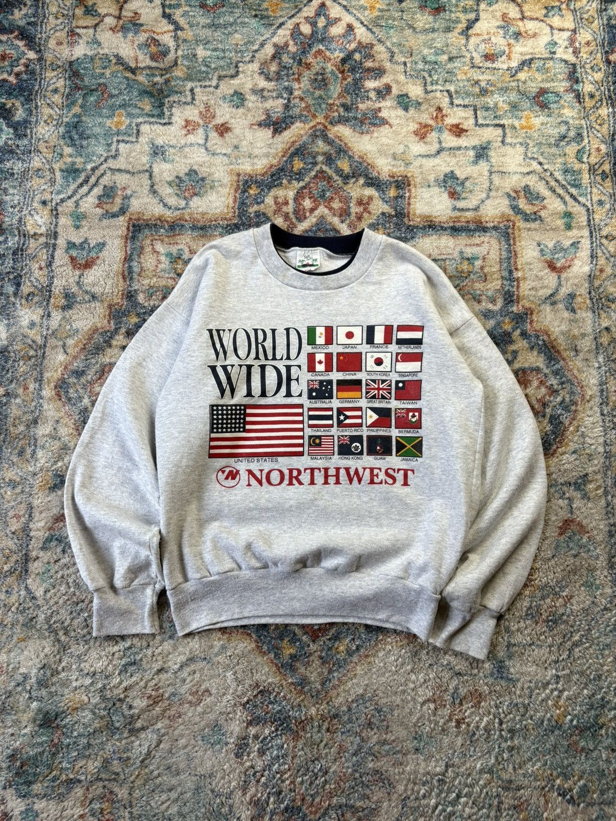 Vintage Vintage Northwest Airlines World Flags Crewneck Medium Size US M / EU 48-50 / 2 - 1 Thumbnail