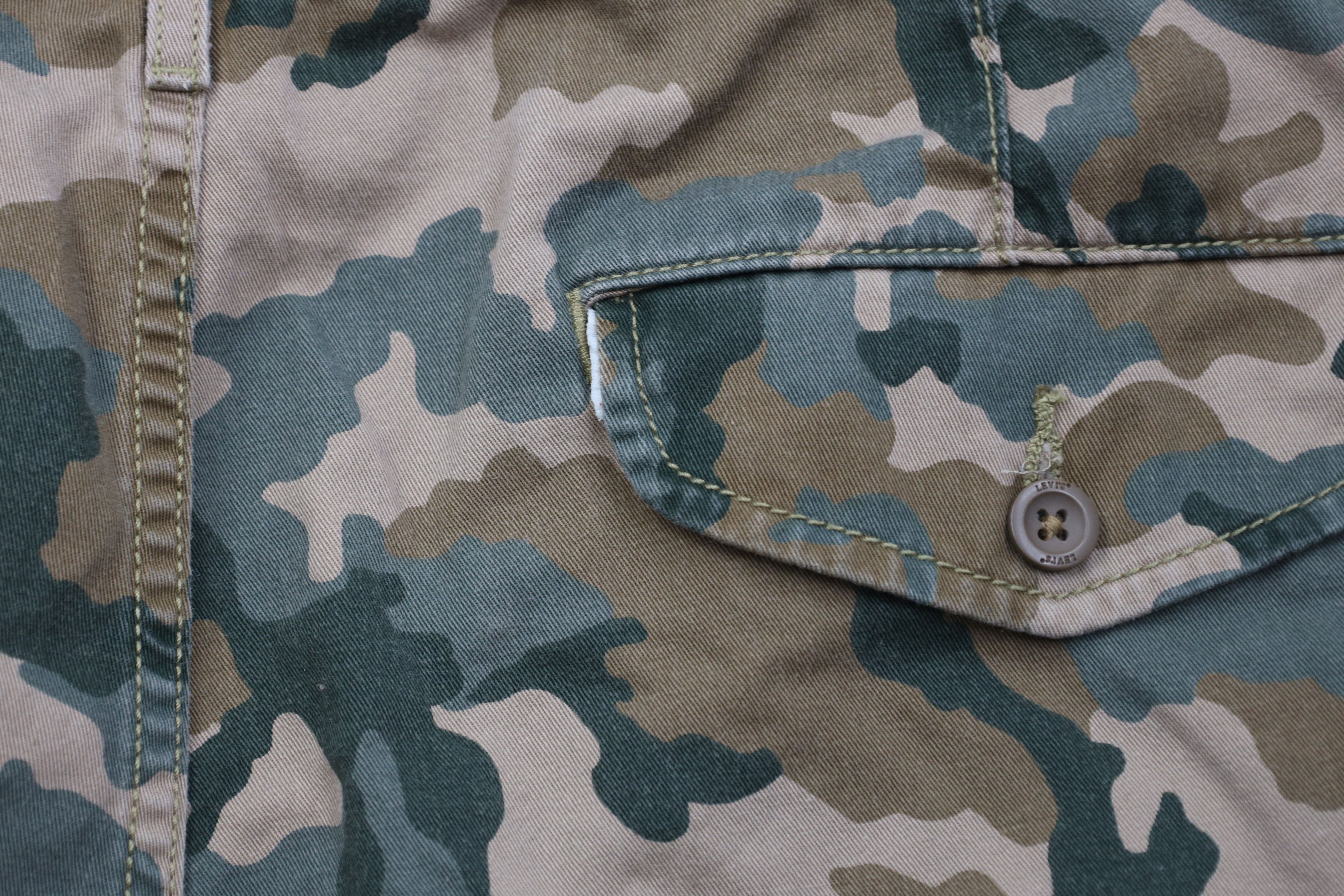 Levi's Vintage Y2K Levis Relaxed Fit Camouflage Cargo Shorts Cotton Size US 33 - 9 Thumbnail