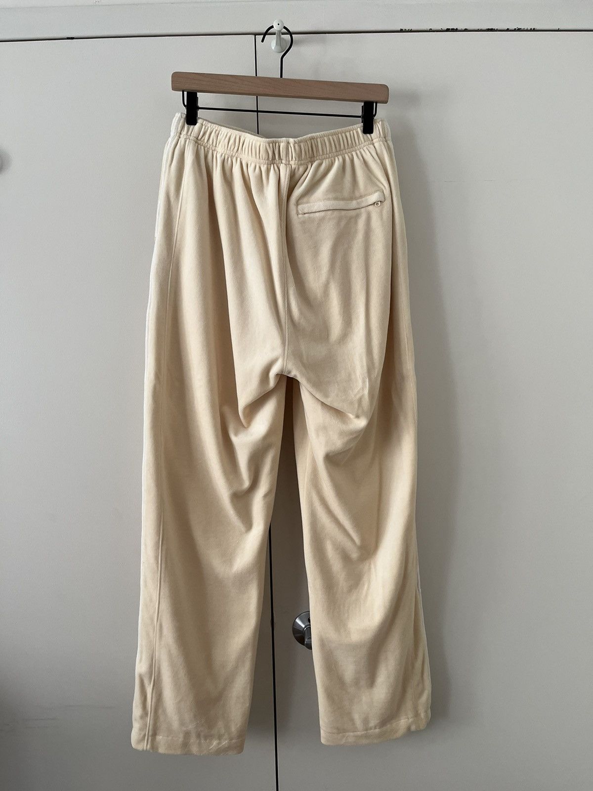 Corteiz Crtz Allstarz VVS Velour Bottoms medium size vanilla cream Size US 32 / EU 48 - 4 Thumbnail