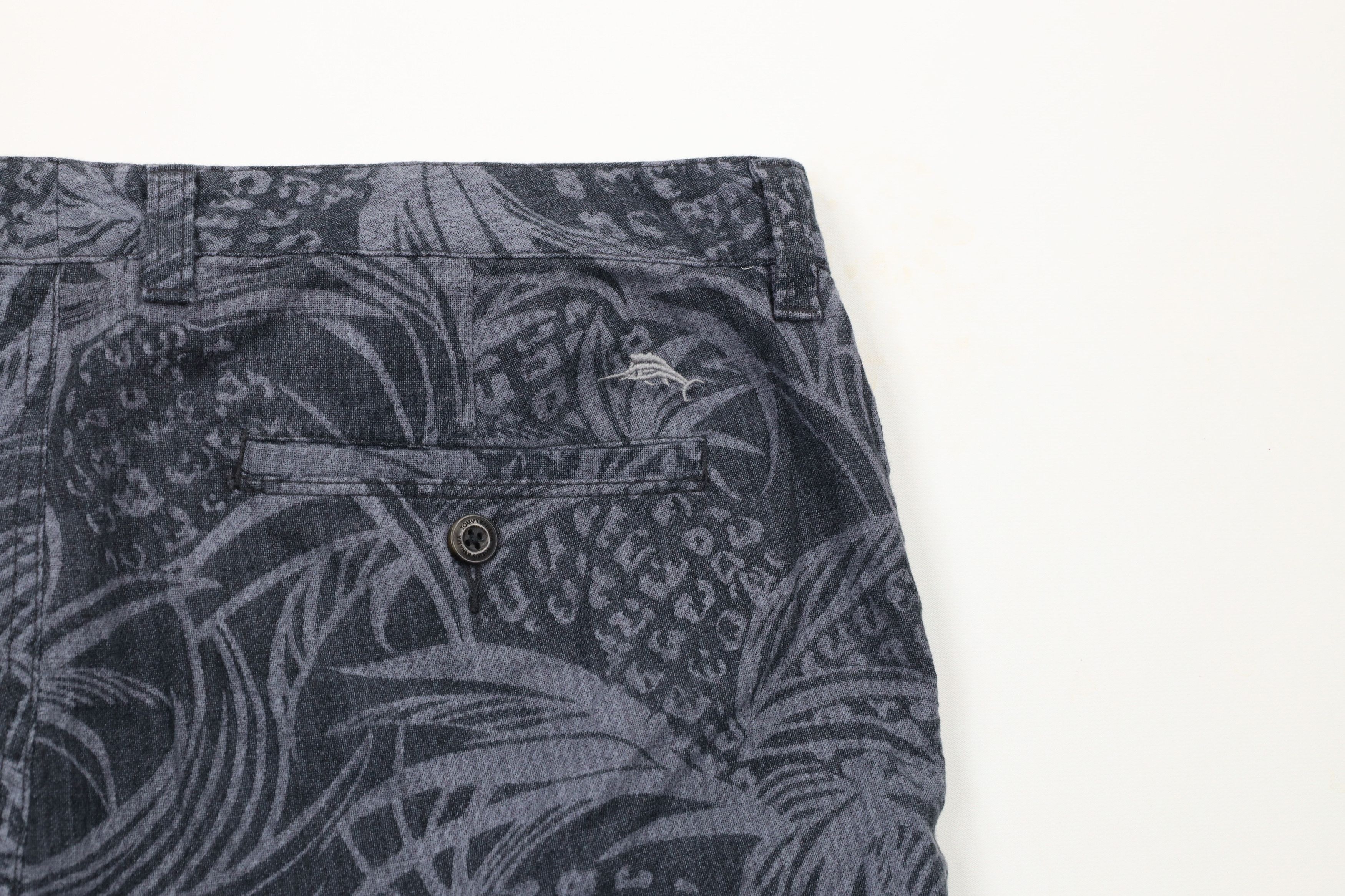 Tommy Bahama × Vintage Vintage Tommy Bahama Blend Pineapple Above Knee Shorts Gray Size US 35 - 10 Thumbnail