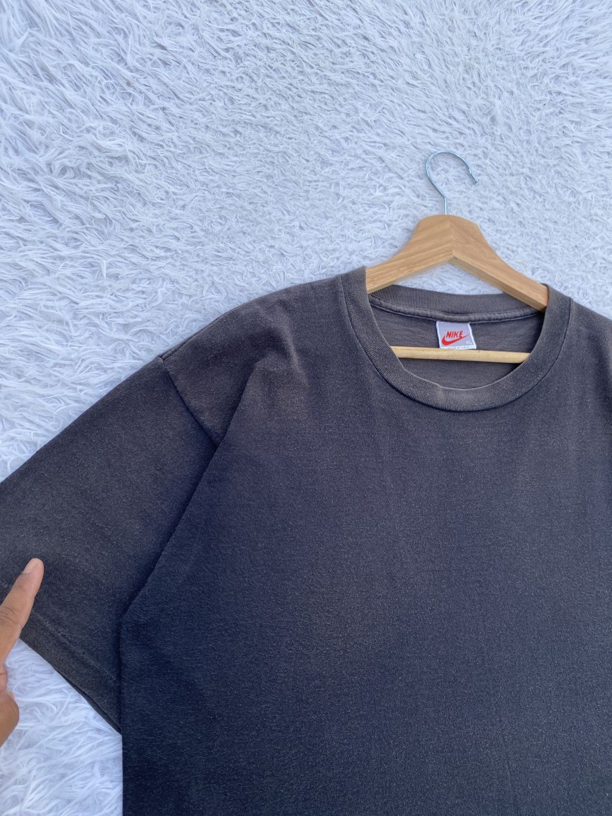 Nike Rare Vintage 90s NIKE Swoosh Logo Tshirt Size US L / EU 52-54 / 3 - 12 Thumbnail