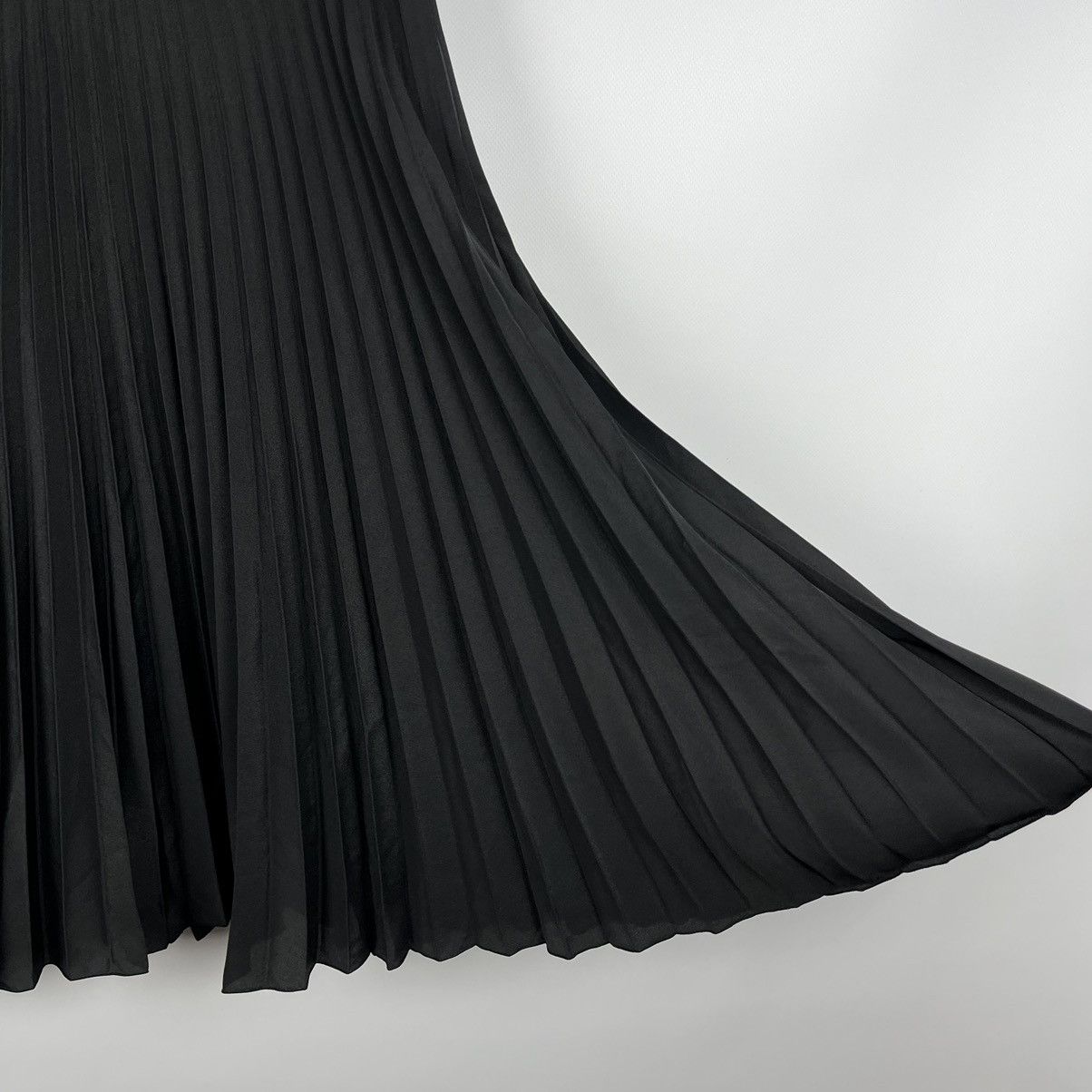 Burberry Ladies Burberry pleated midi skirt Size 28" / US 6 / IT 42 - 8 Thumbnail
