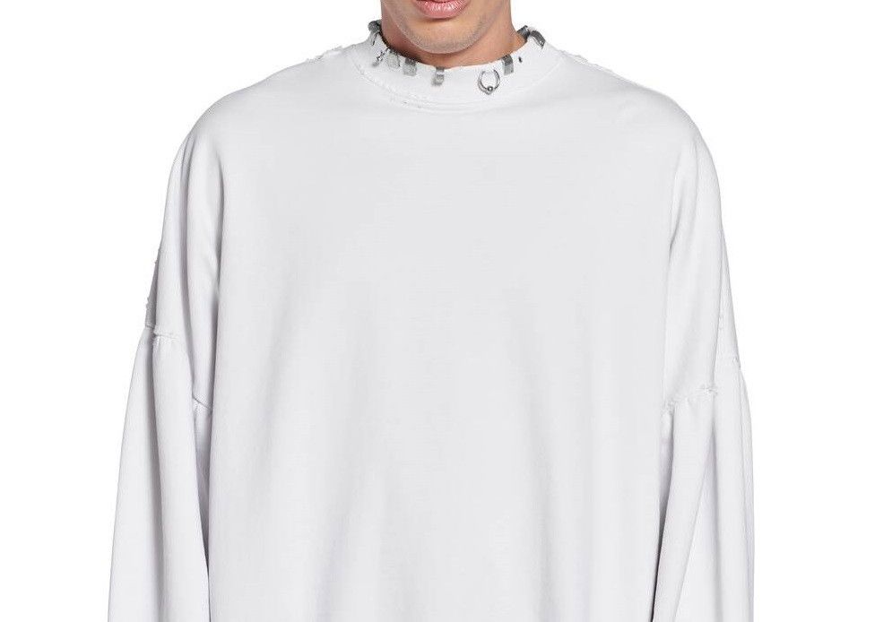Balenciaga o1w1db11225 Pierced Round Sweatshirt Oversized in White Size US XL / EU 56 / 4 - 5 Thumbnail