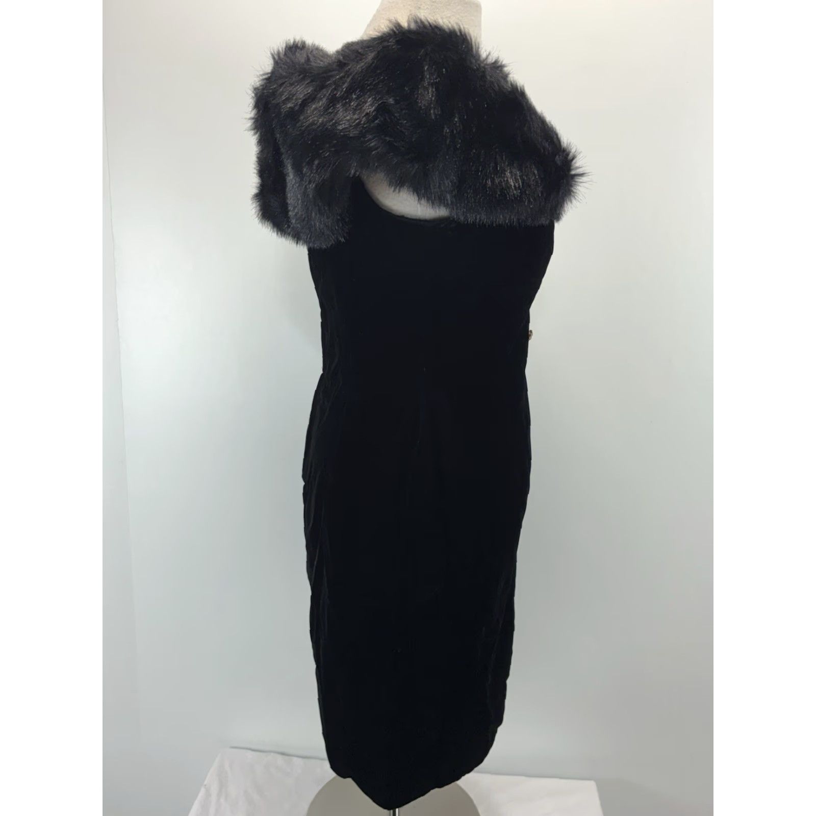 Tadashi Shoji VINTAGE Tadashi Shoji Velvet Cocktail Dress Womens 10 Black Faux Fur OffShoulder 90s Dress Womans Knee Length Cocktail 90s Mens? Size L / US 10 / IT 46 - 4 Thumbnail