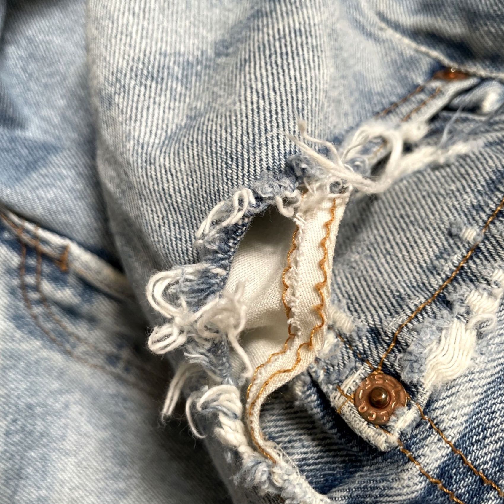 Levi's VINTAGE Levi’s 501 XX Denim Jeans Light Wash 35x32 Regular Mens Distressed 90s USA Heritage Skater Size US 35 - 6 Thumbnail