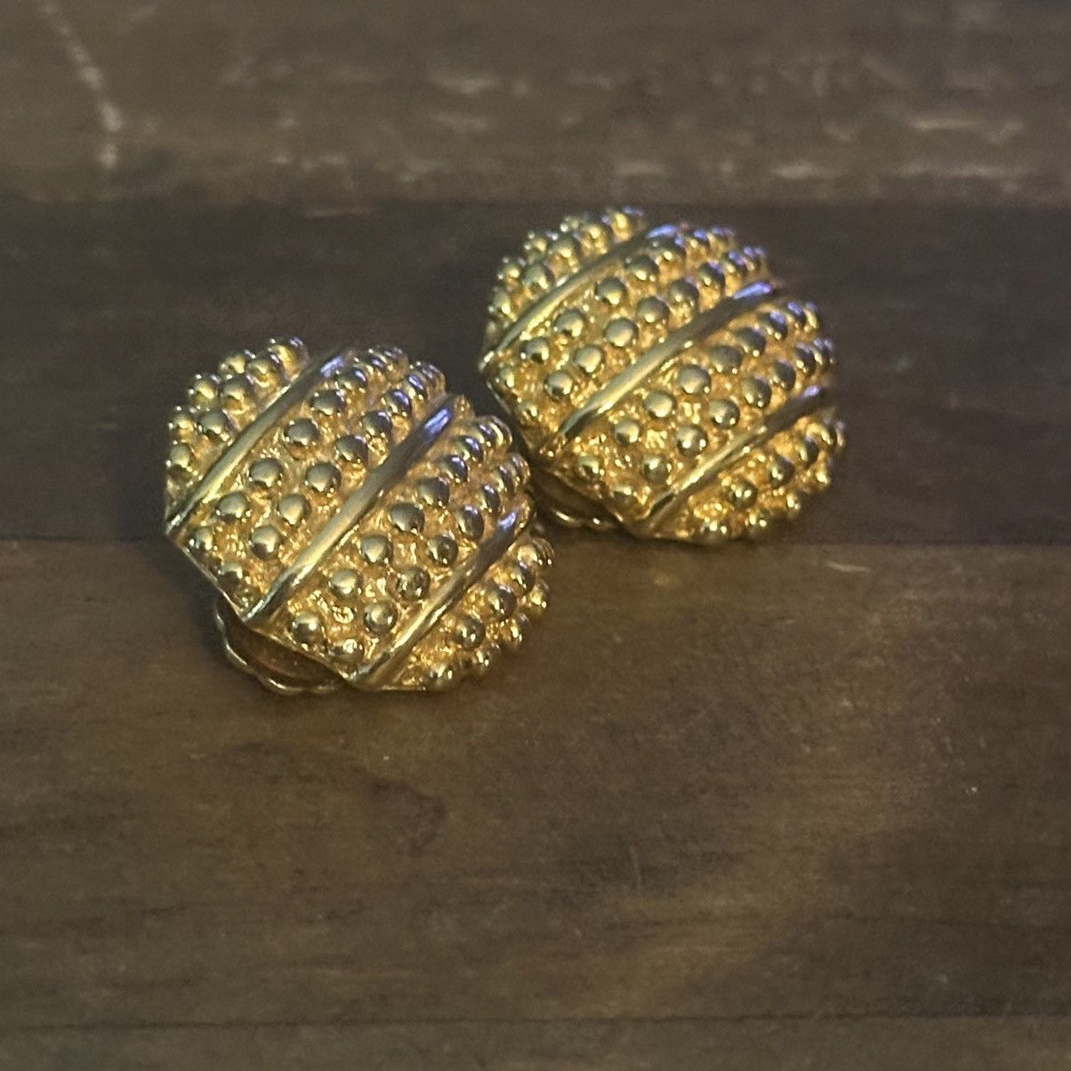 Vintage Vintage gold tone textured dome button clip on earrings Size ONE SIZE - 2 Thumbnail