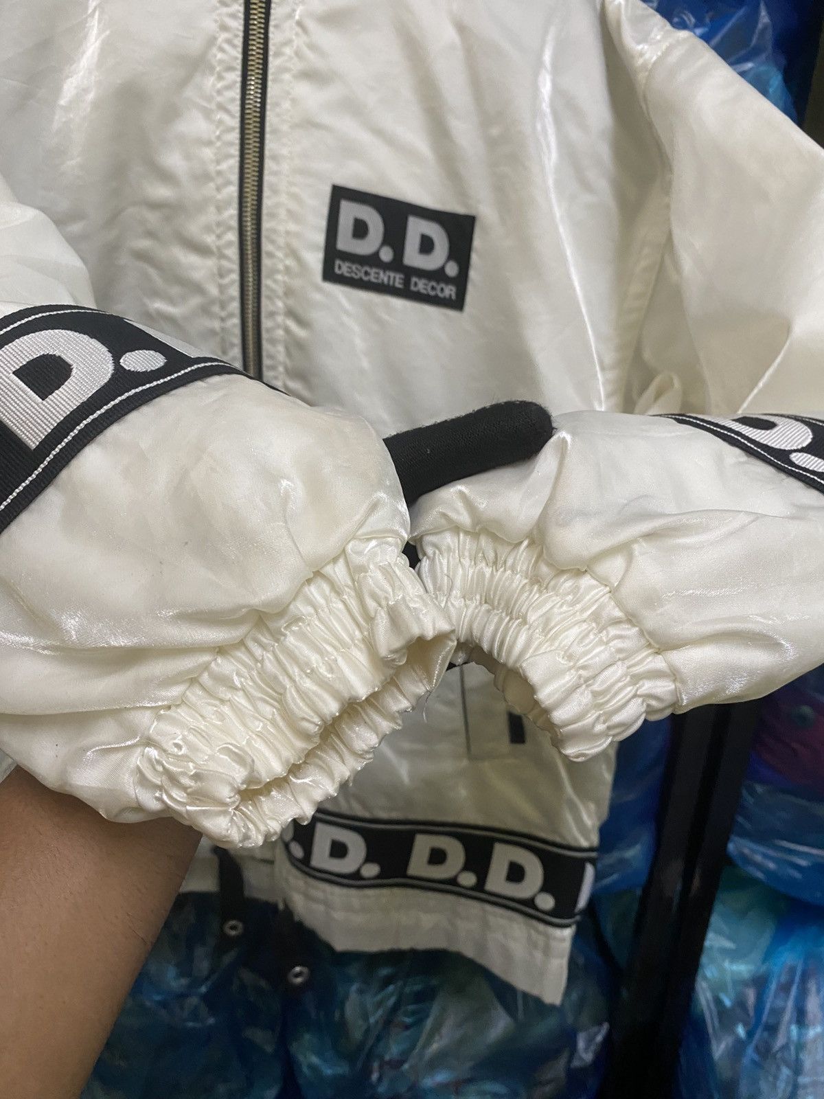 Descente Vintage Descente Decor D.D. Logo Tape Windbreaker White Size US L / EU 52-54 / 3 - 8 Thumbnail
