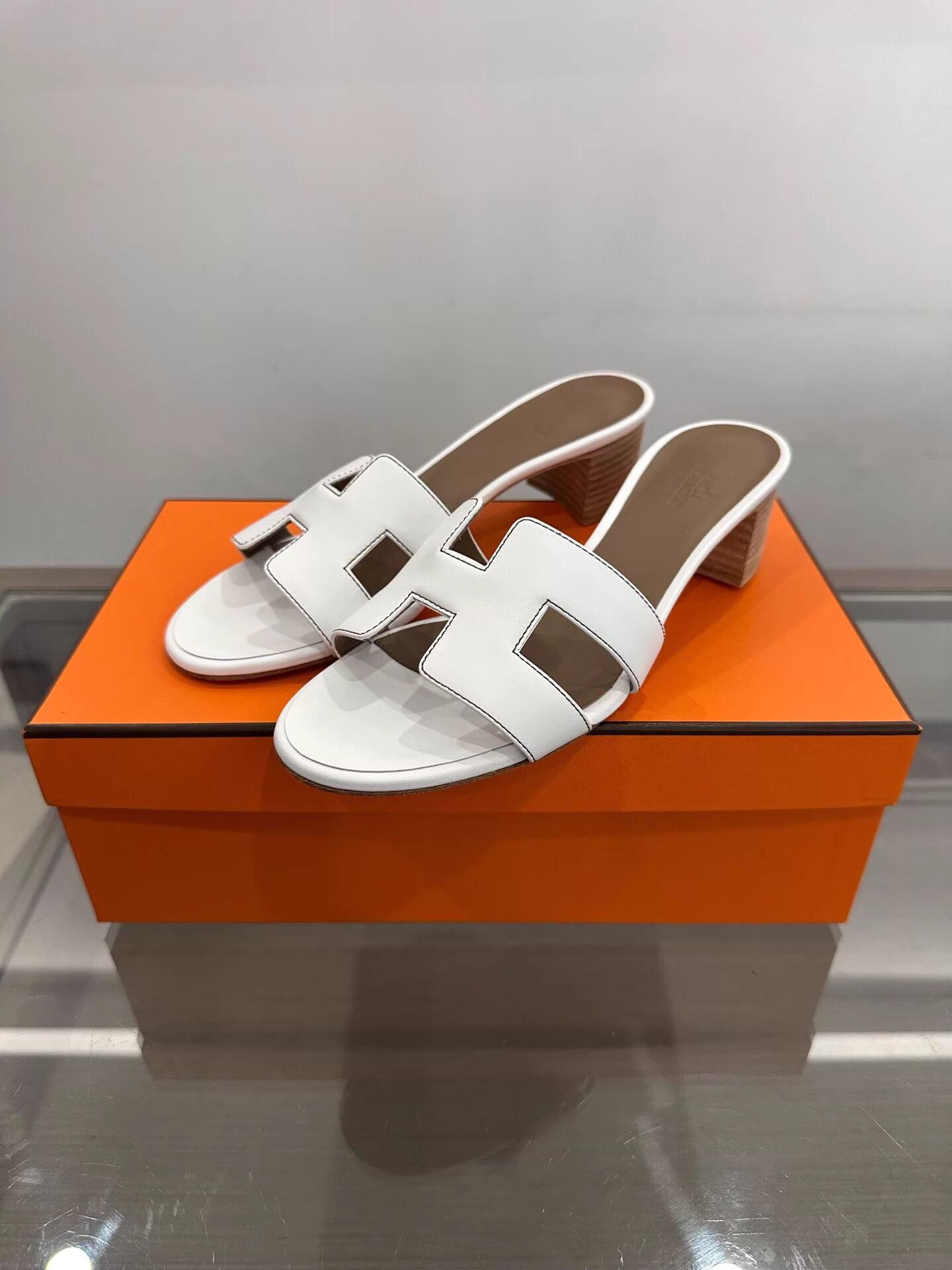 Hermes Hermes Oasis White H Logo Women's 5cm Heel Slipper 36.5 Size US 6 / IT 36 - 1 Thumbnail