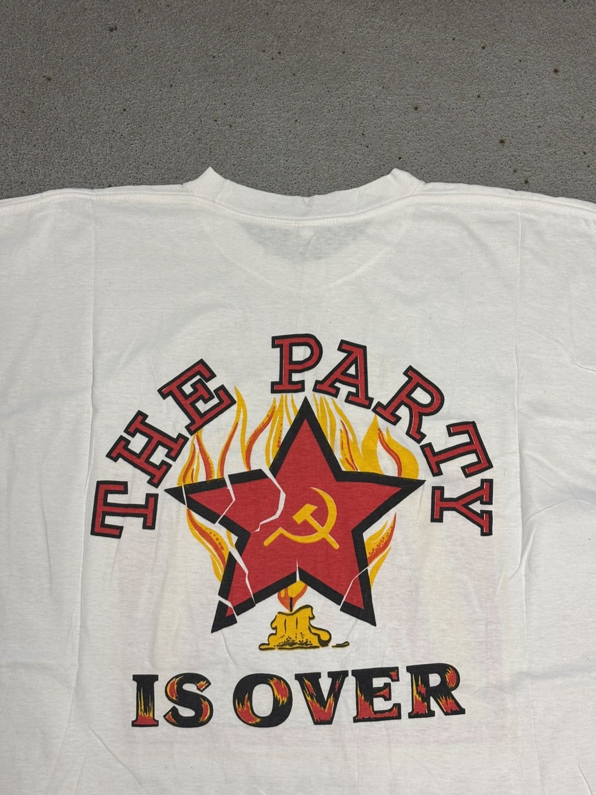 Vintage Vintage McLenin’s The Party Is Over Russia T Shirt 90s Size US XL / EU 56 / 4 - 3 Thumbnail
