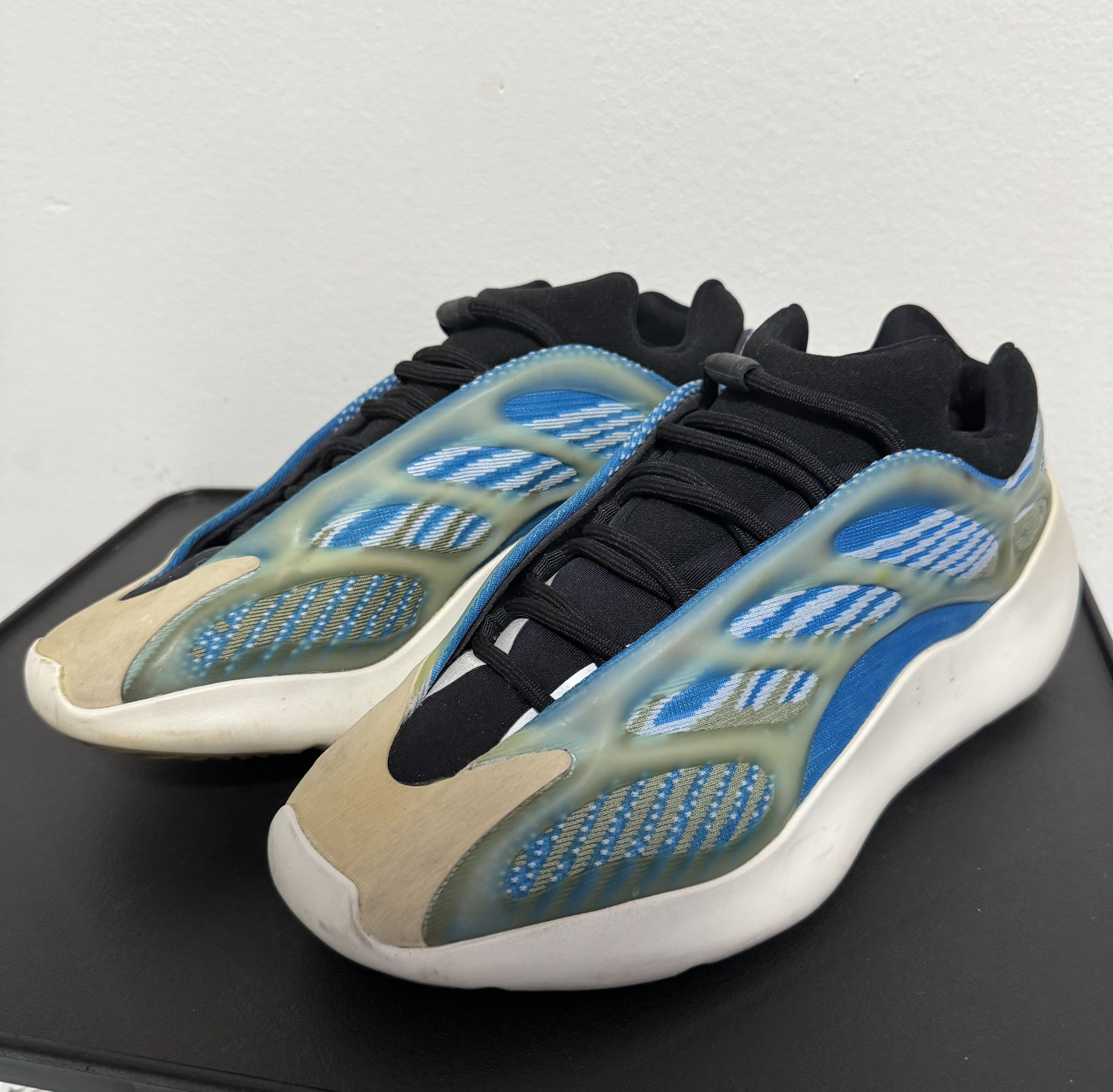 Yeezy Yeezy x Adidas 700 V3 "ARZARE" Size US 8.5 / EU 41-42 - 1 Thumbnail