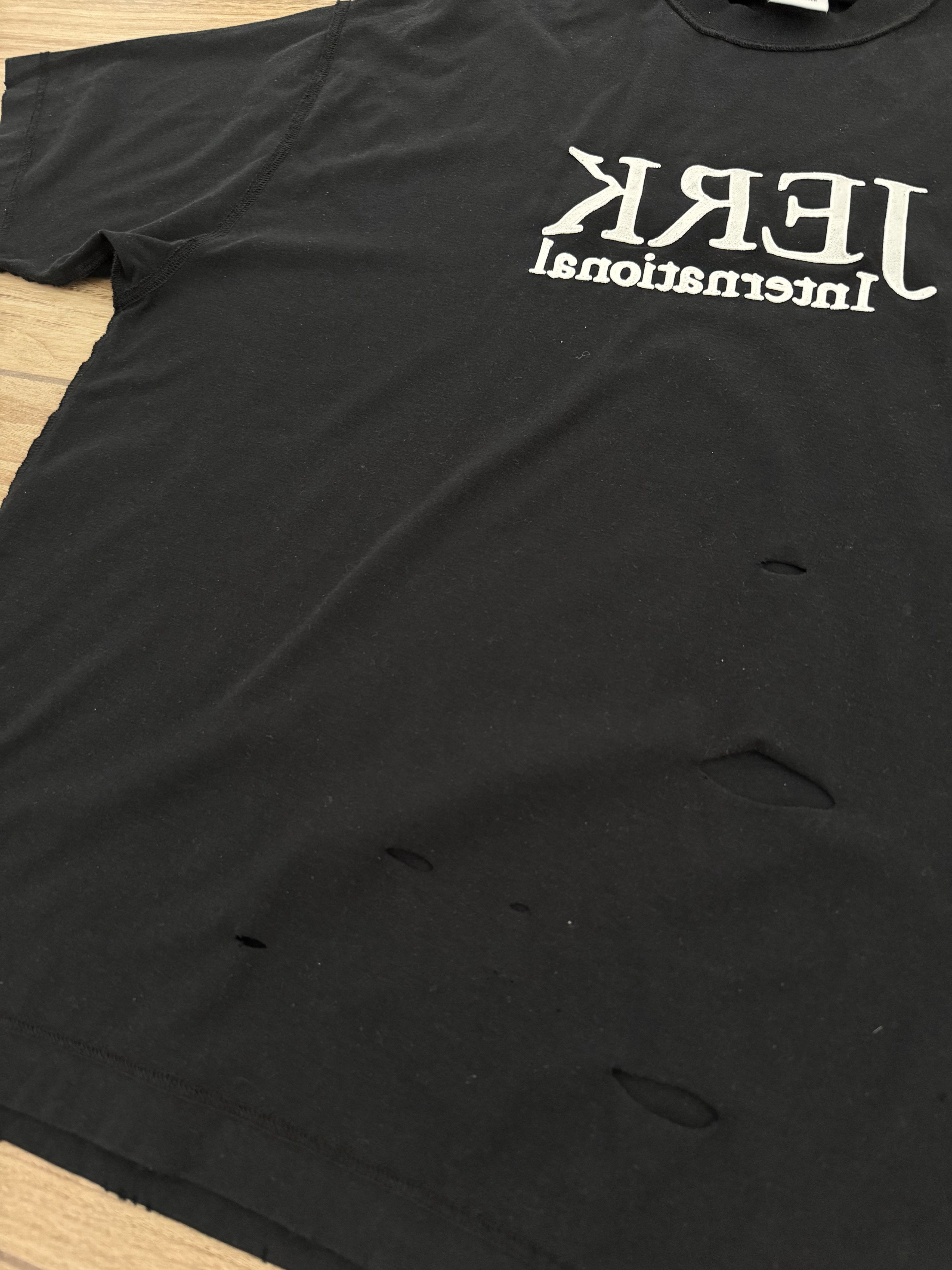 Vetements VETEMENTS Destroyed Jerk International Tee Size US S / EU 44-46 / 1 - 5 Thumbnail
