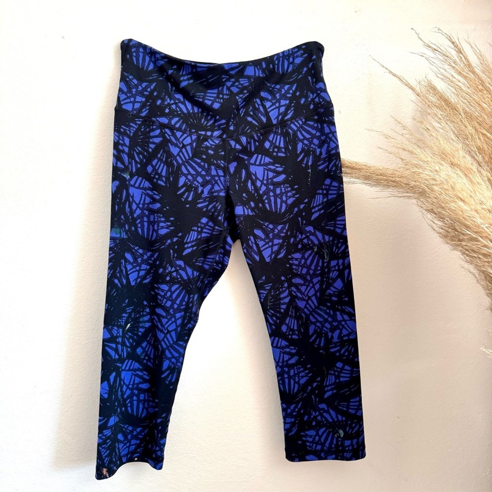 Old Navy 3 OLD NAVY Blue Print $48 High Rise Crop Leggings Capri Size 32" / US 10 / IT 46 - 7 Thumbnail