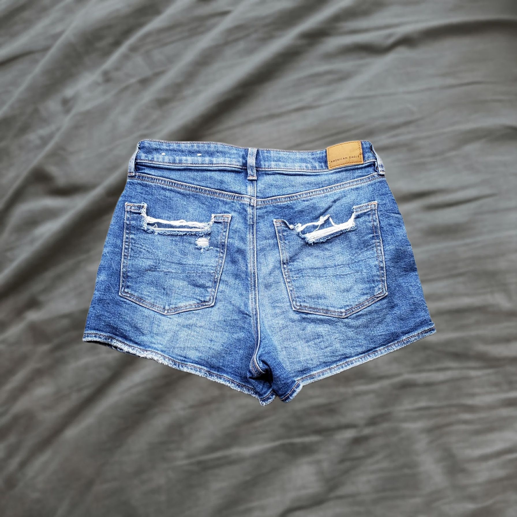 American Eagle Outfitters American Eagle Outfitters Womens 4 Blue Denim Mom Shorts, Vintage No, 5-Pocket, 2.5 Inseam, Medium Wash, Button Zip, Casual Summer Update Size 27" / US 4 / IT 40 - 1 Thumbnail
