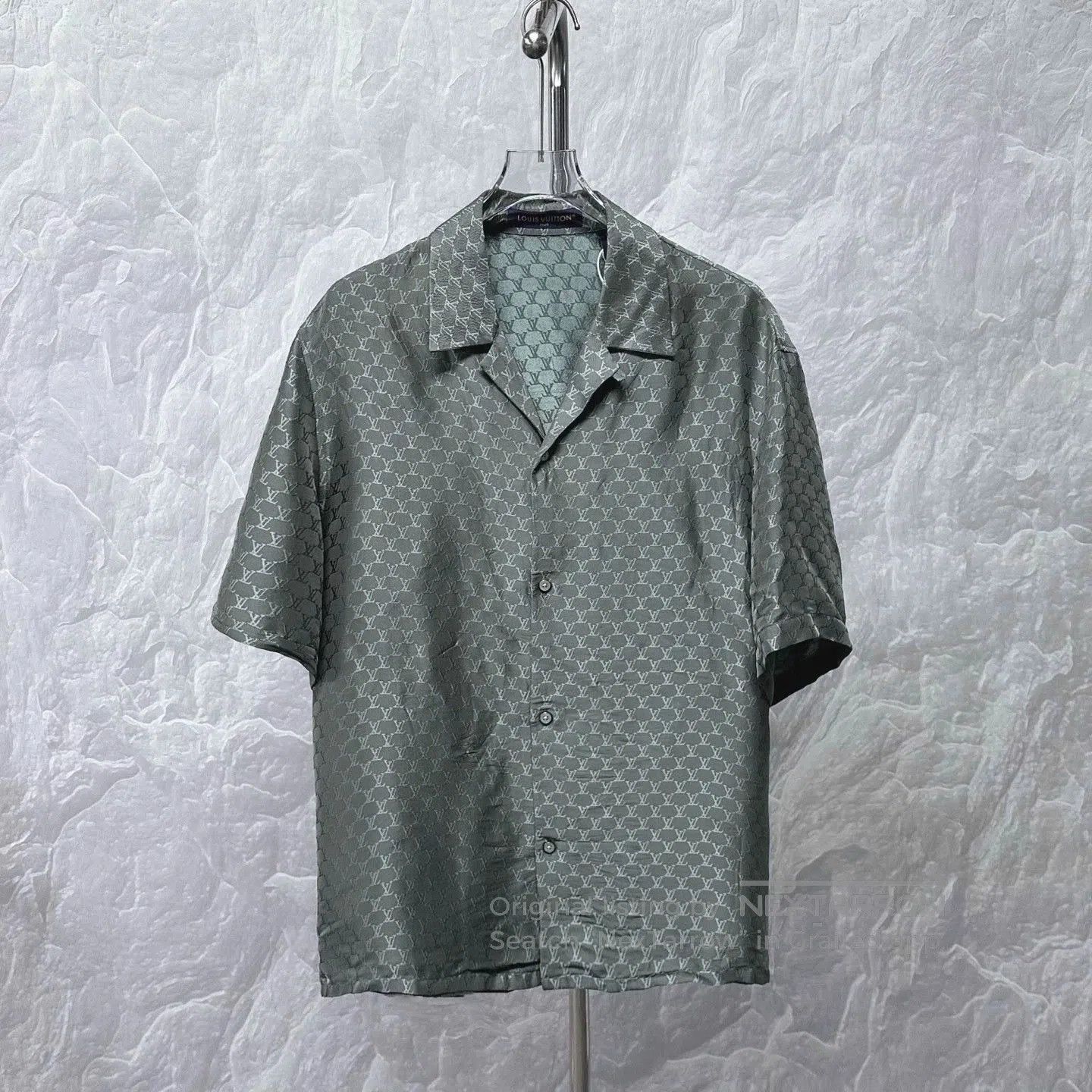 Louis Vuitton louis vuitton fw24 silk logo short sleeve shirt. Size US L / EU 52-54 / 3 - 1 Thumbnail
