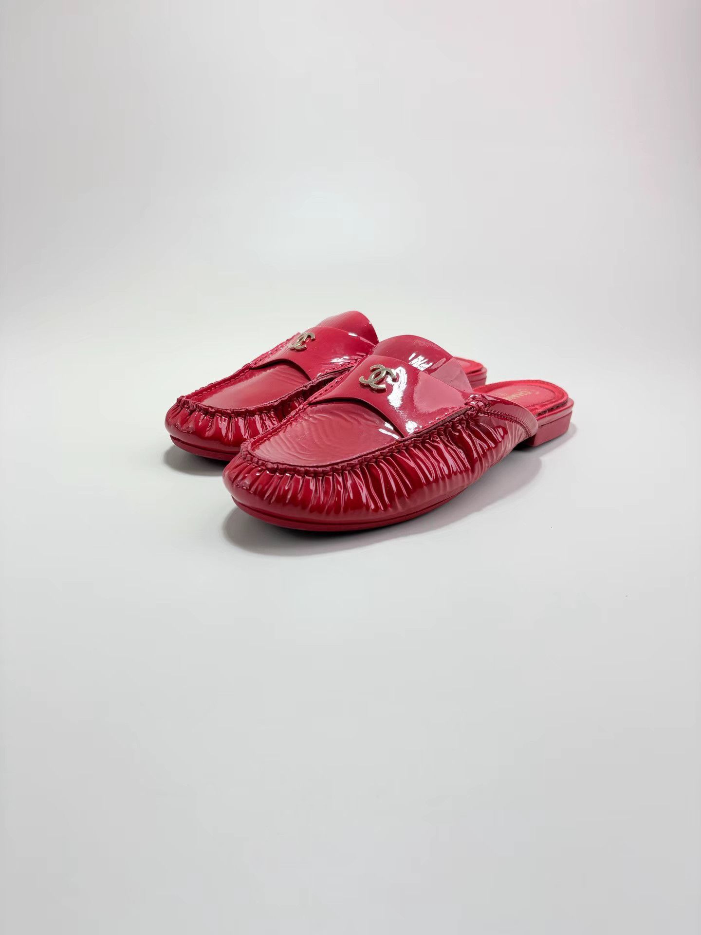 Chanel CHANEL Red Patent Leather Slippers K1 Size US 7.5 / IT 37.5 - 1 Thumbnail