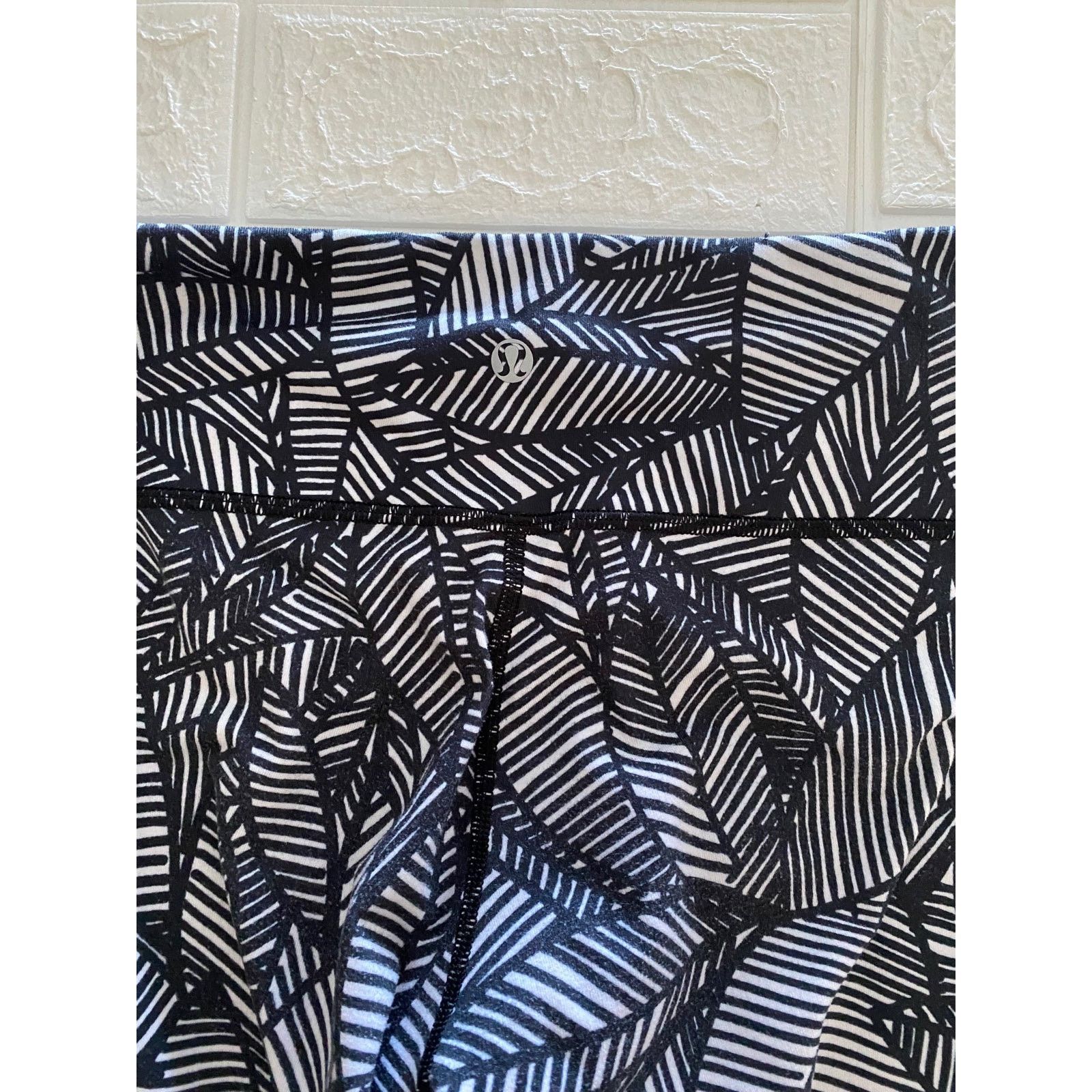 Lululemon Lululemon legging size 6 white and Black Size 28" / US 6 / IT 42 - 8 Thumbnail