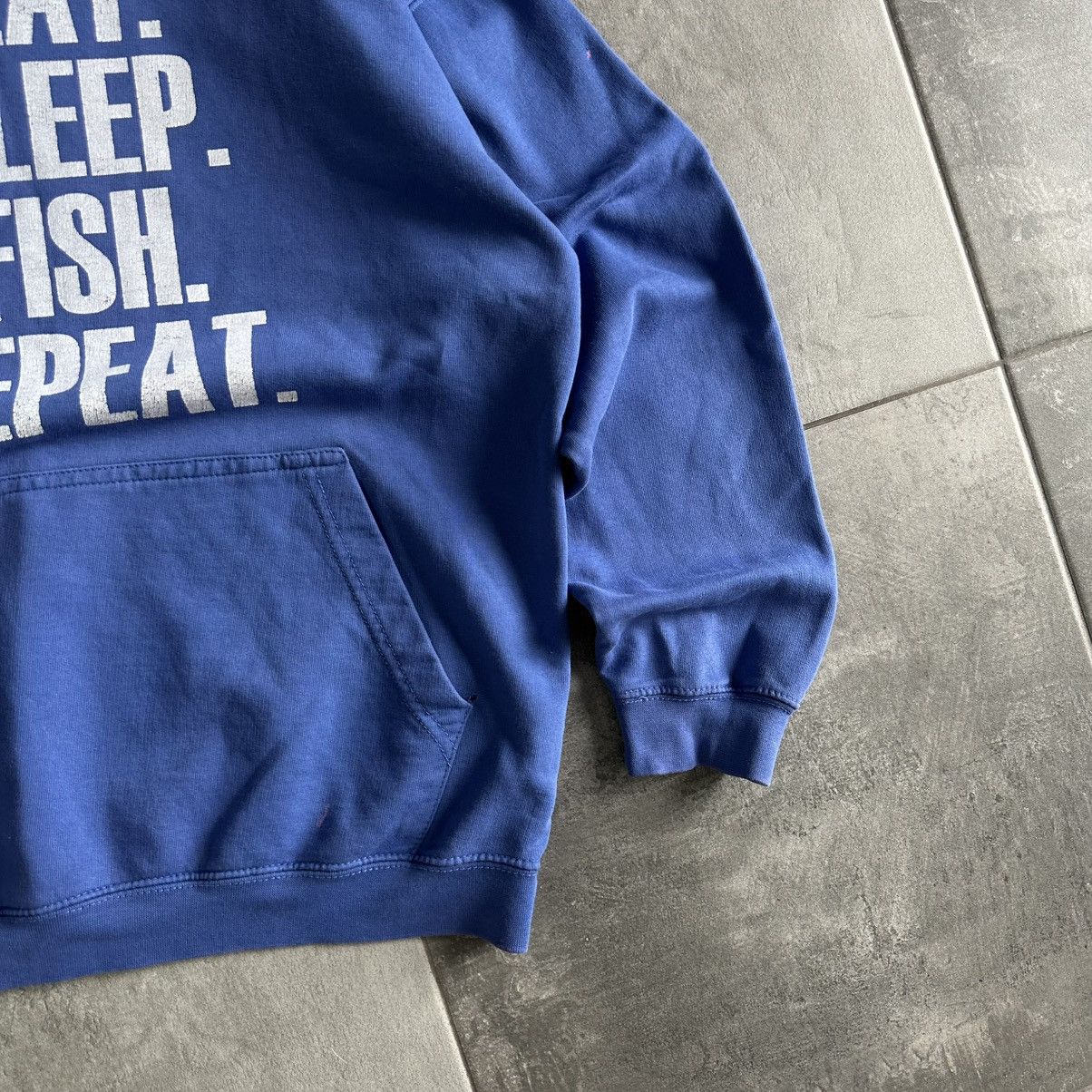 Vintage Vintage Eats Sleep Fish Repeat Hoodie Used Joke Humor Size US M / EU 48-50 / 2 - 4 Thumbnail