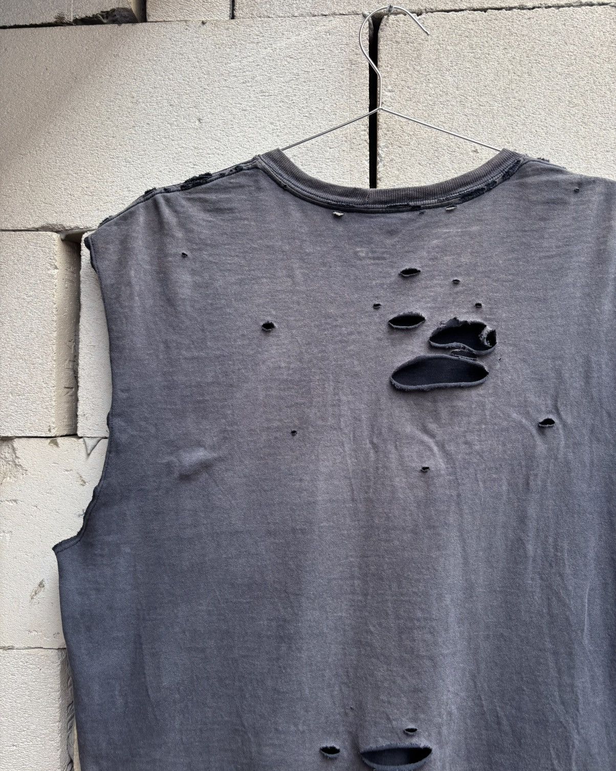 Carhartt Thrashed Carhartt Distressed Tank Shirt ERD Grunge Size US L / EU 52-54 / 3 - 9 Thumbnail