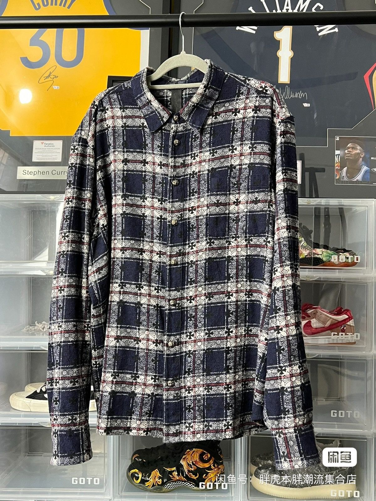 The first generation blue cross-striped plain-print shirt