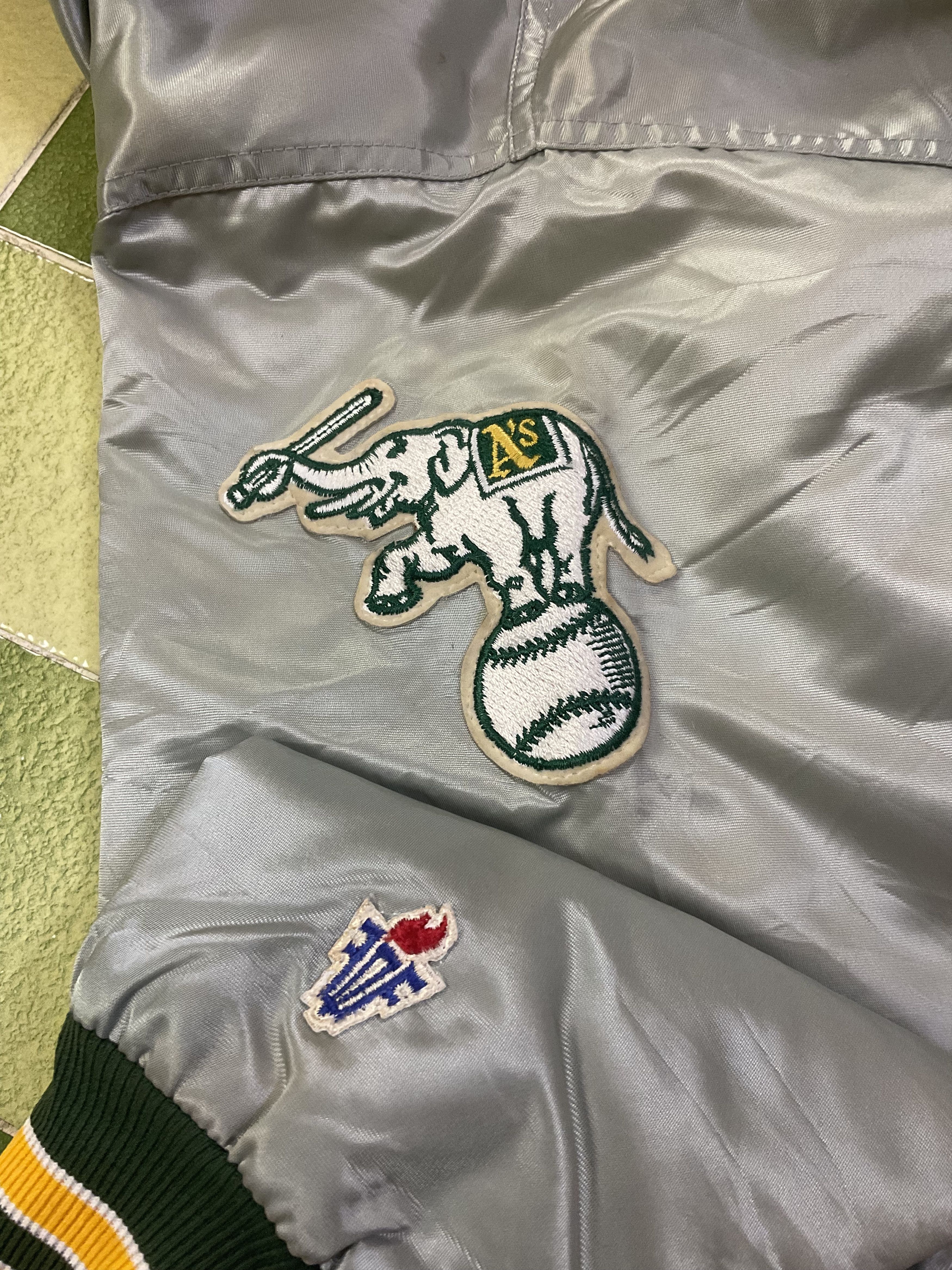 MLB Vintage 90s MLB Oakland Athletics Silver Satin Bomber Jacket Size US M / EU 48-50 / 2 - 8 Thumbnail