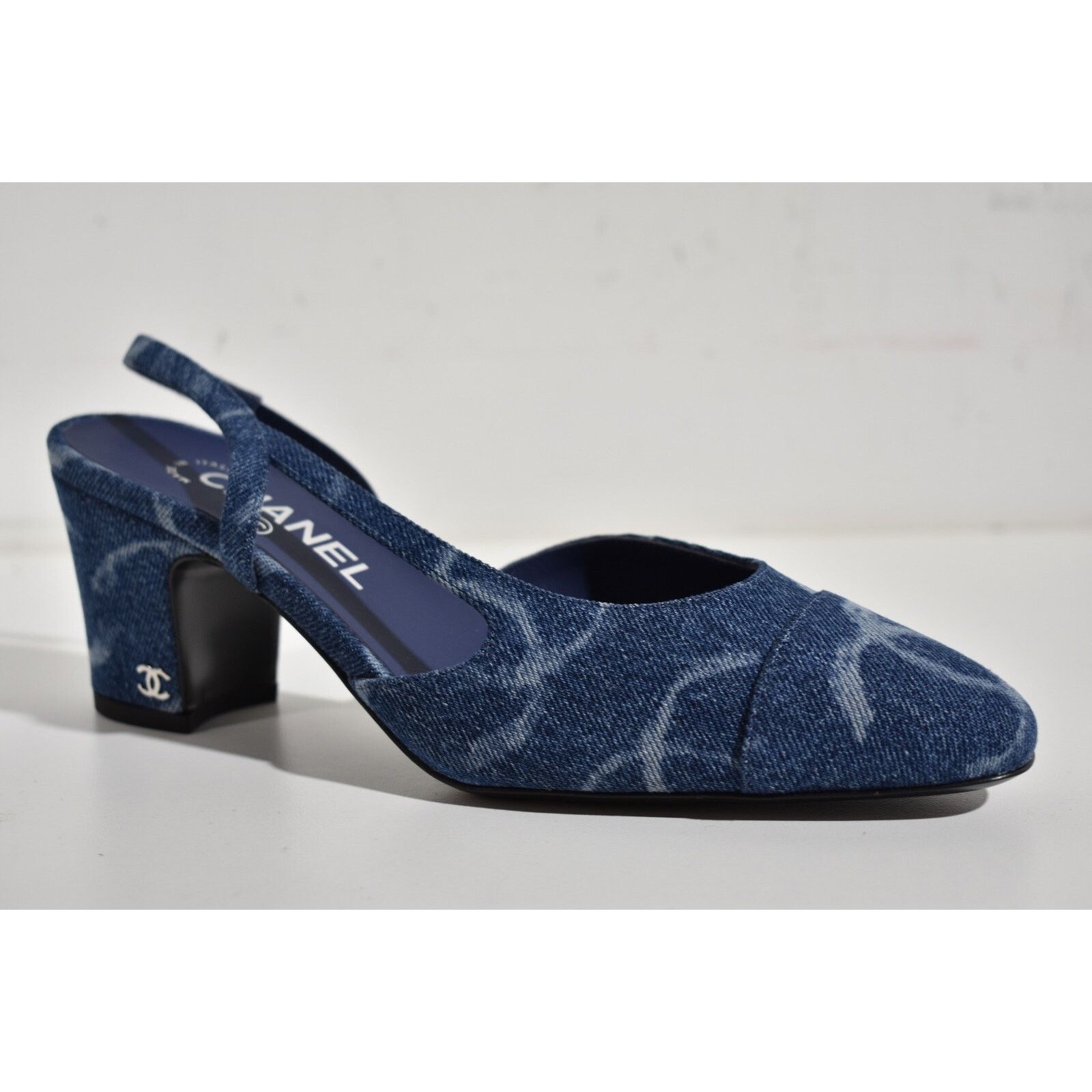 Chanel 23B Coco Sling Denim White CC Logo Slingback Block Heel 37 Size US 7 / IT 37 - 4 Thumbnail