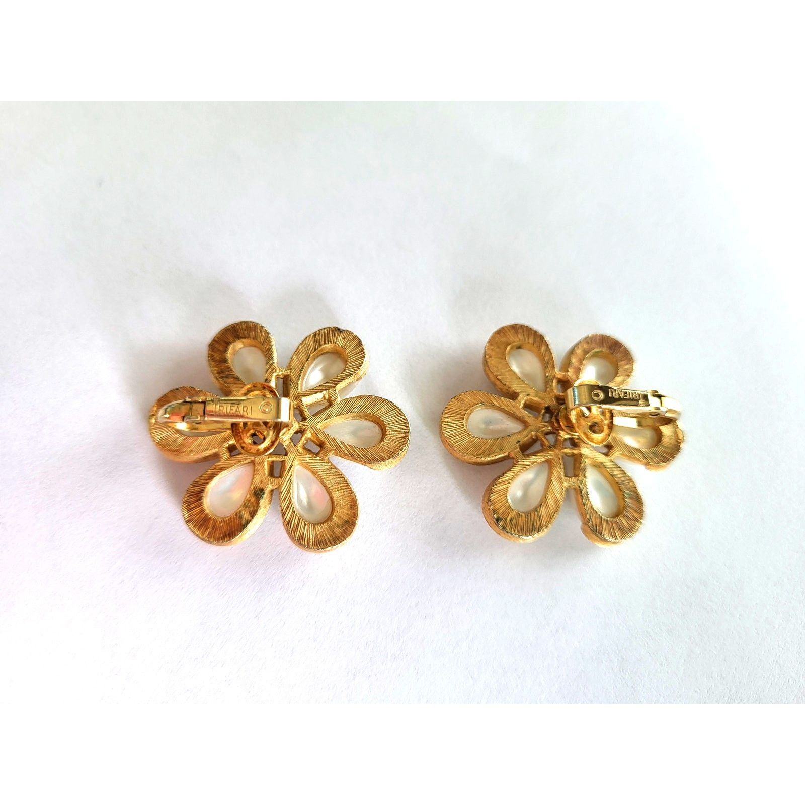 Other Vintage Crown Trifari 60s Milk Glass Flower Earrings Clip On Size ONE SIZE - 5 Thumbnail
