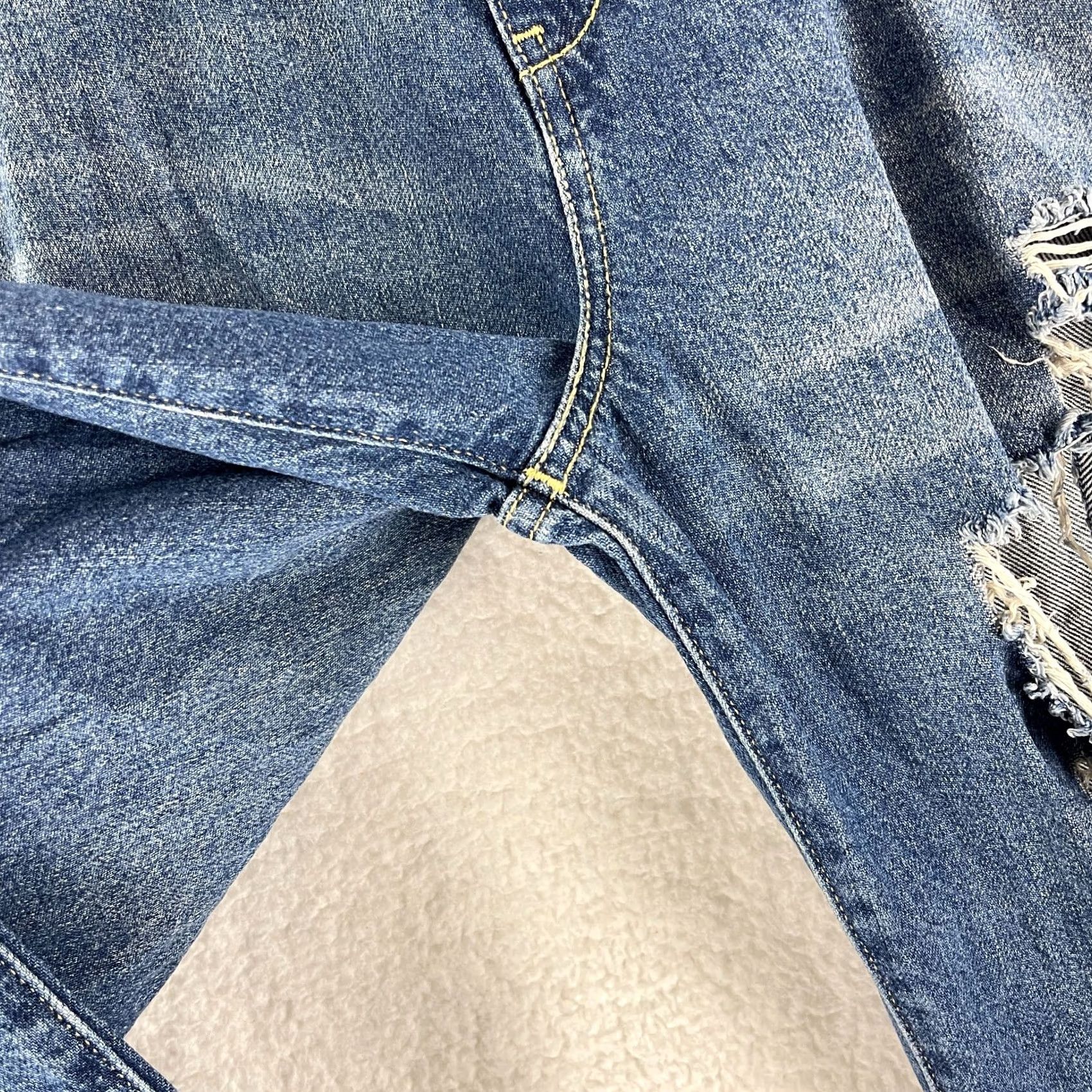 Vintage VINTAGE Anthropologie Pilcro Joey High Rise Straight Jeans Womens 31 Destroyed Denim Size 24" / US 00 / IT 34 - 6 Thumbnail