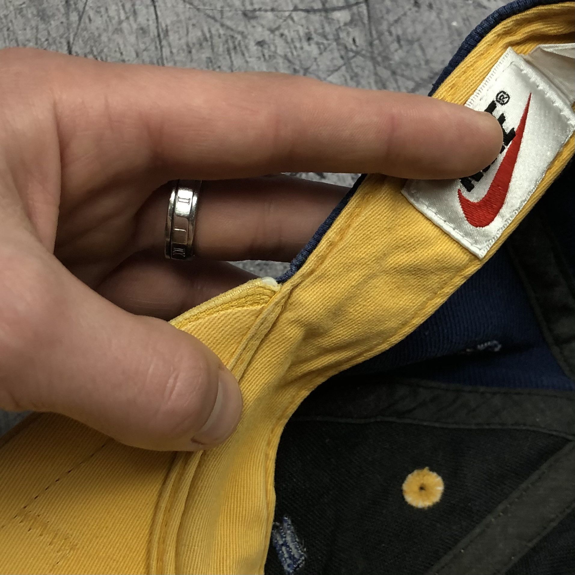 Nike Rare 90s Nike Centre logo Double Colour Vintage Cap Size ONE SIZE - 9 Thumbnail