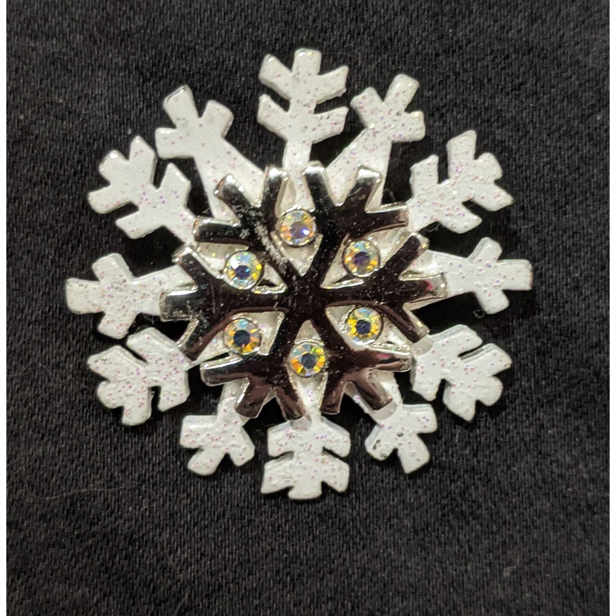 Other Vintage Silver Tone And White Snowflake Brooch Size ONE SIZE - 1 Thumbnail