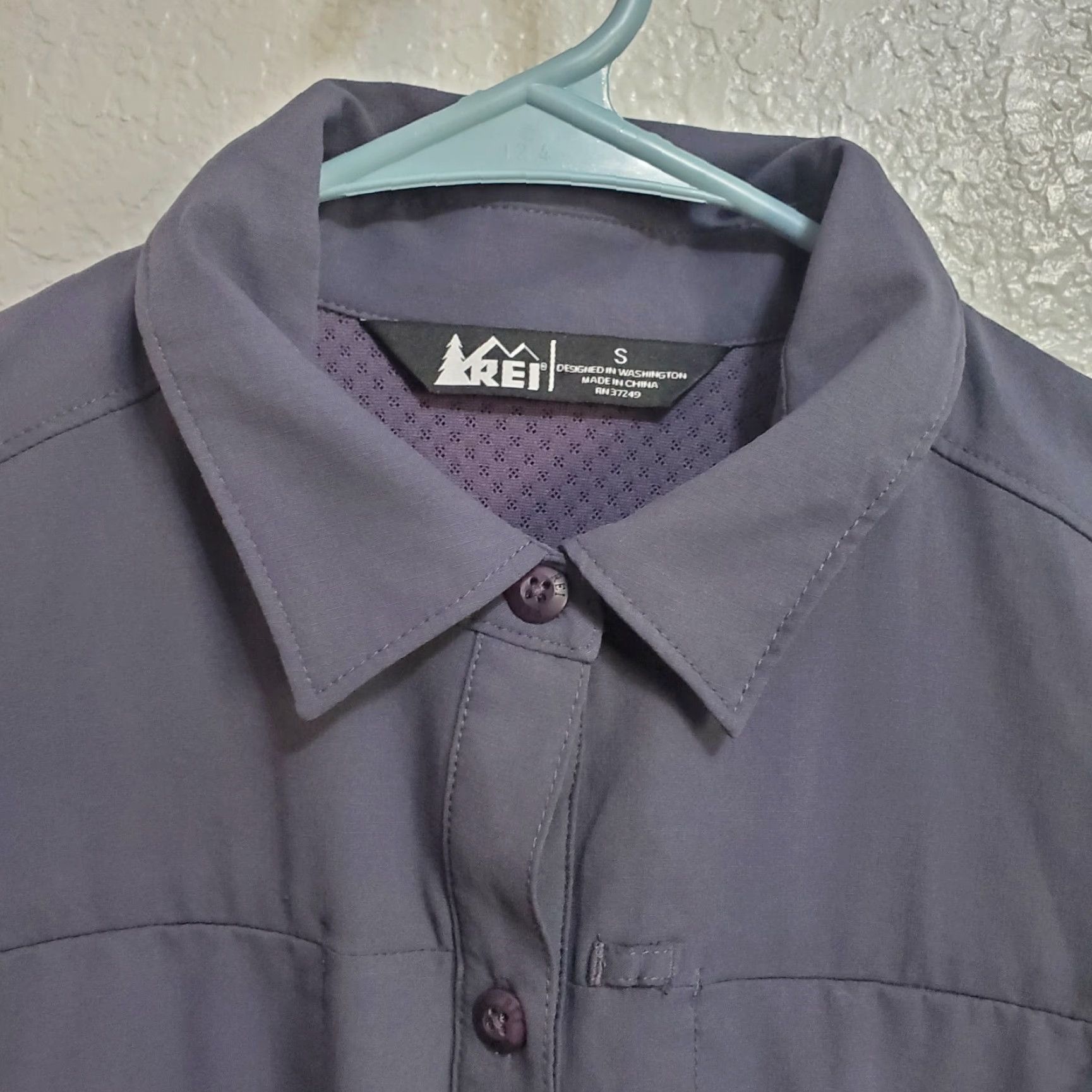 Vintage REI Shirt Women S Plum Roll Tab Polyester Fishing Hiking Vented Zipper Pockets Size S / US 4 / IT 40 - 4 Thumbnail