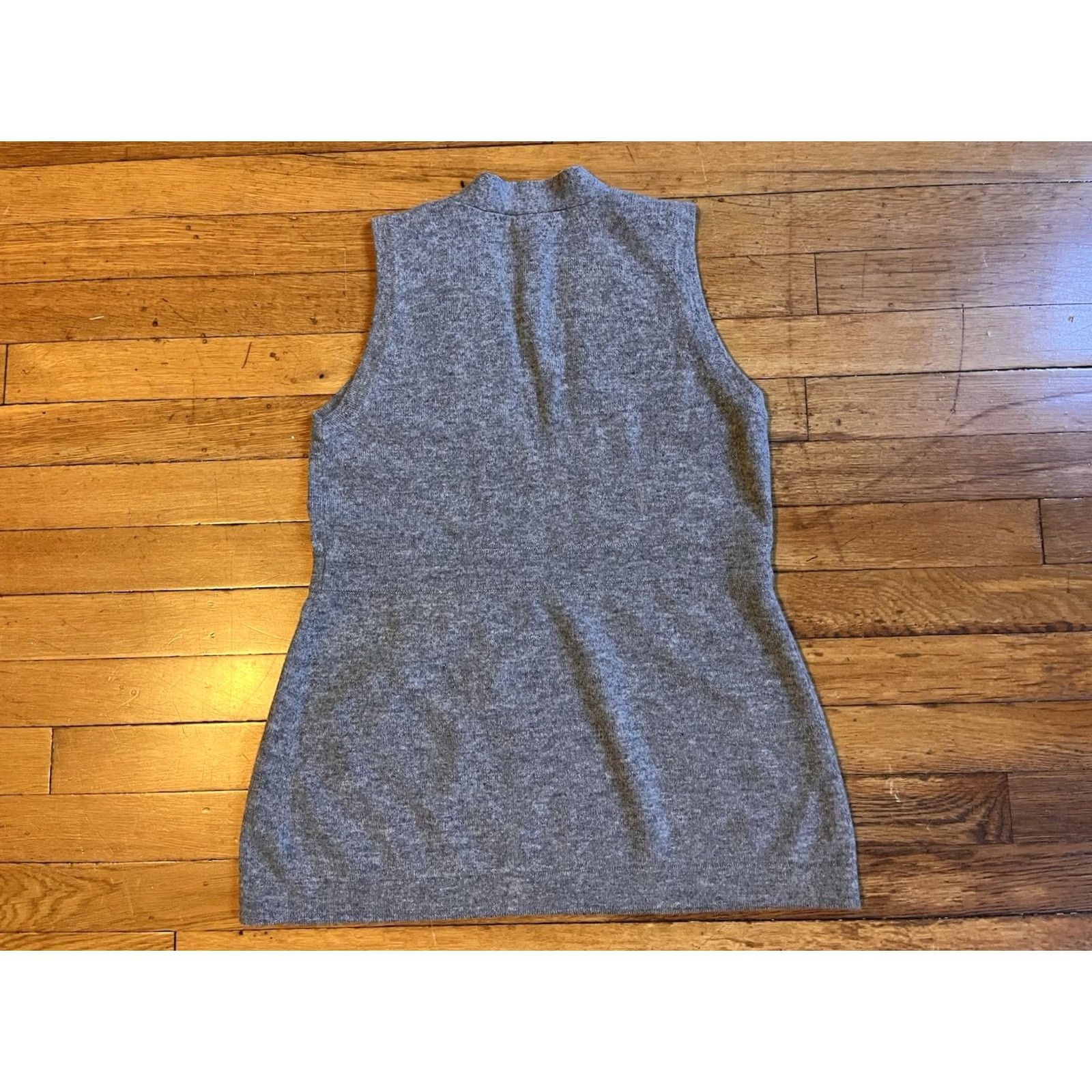 J.Crew J.CREW Preferita 100% Cashmere Deep V-Neck Sweater Vest Women’s Small Gray Vest, 100% Cashmere, Gray, S, Women, V-Neck, Sleeveless, Solid, Regular Fit Size S / US 4 / IT 40 - 6 Thumbnail