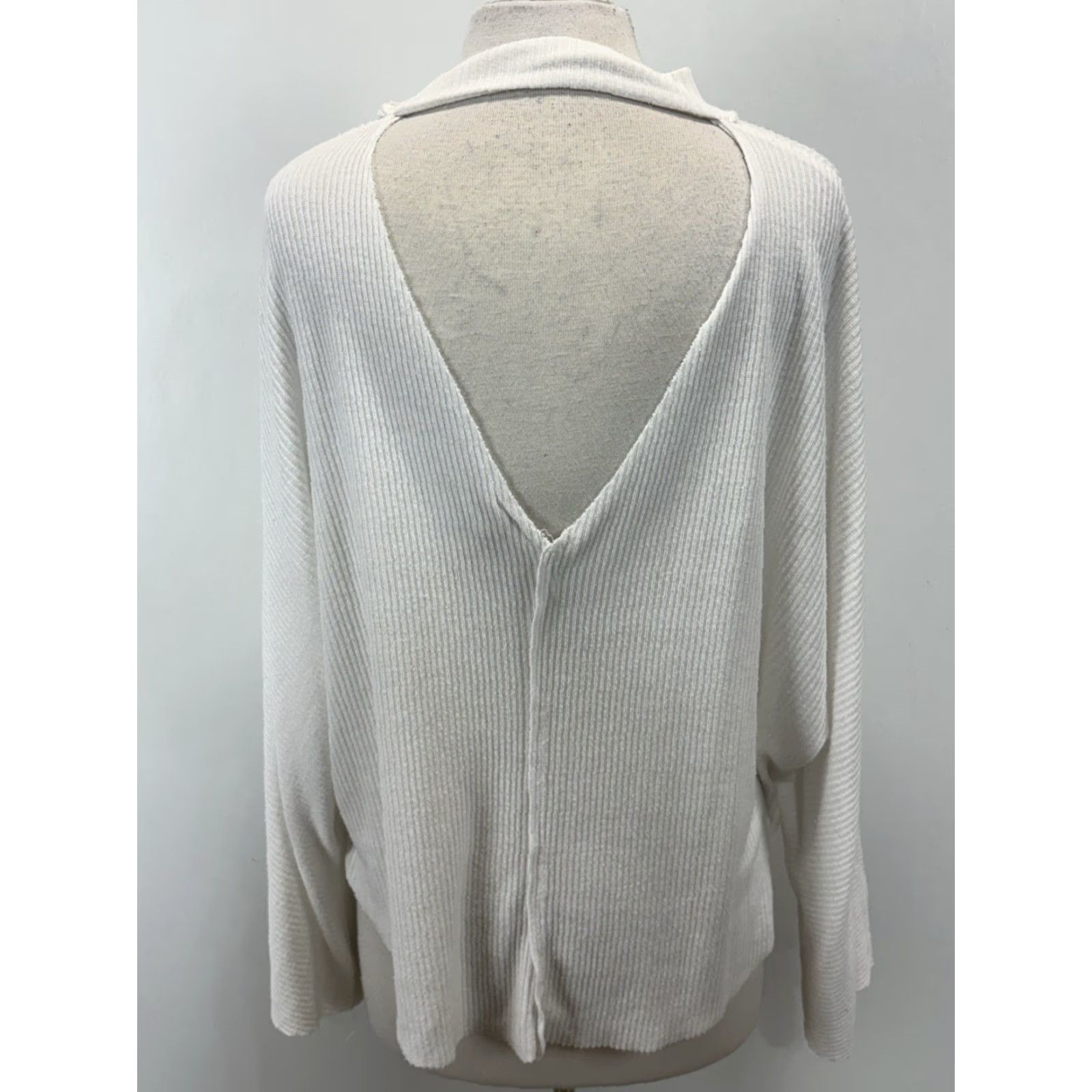 Free People VINTAGE? No. Free People Sweater Shirt Ladies Dolman Sleeve White Ribbed Mock Neck Back Cutout Size Large Size L / US 10 / IT 46 - 3 Thumbnail