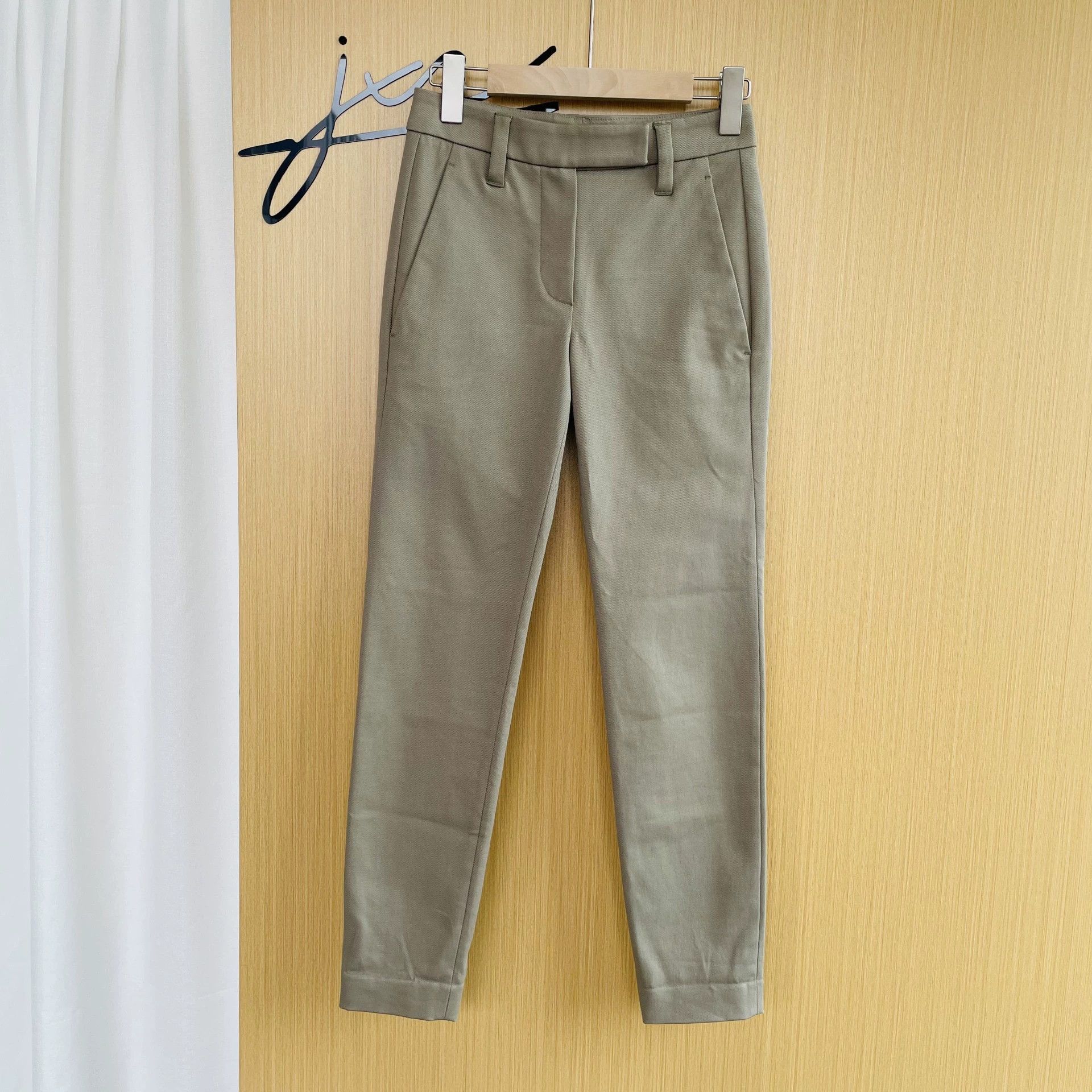 Brunello Cucinelli Brunello Cucinelli Women's Light Gray Cuffed Pants 36 Size 25" / US 0 / IT 36 - 1 Thumbnail