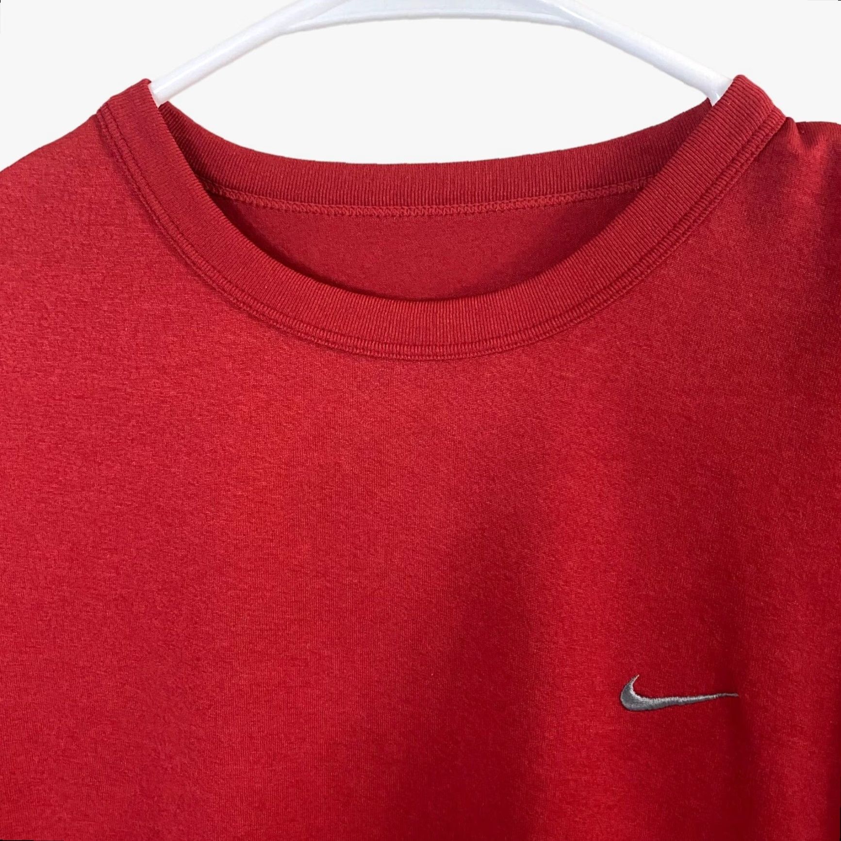 Nike VINTAGE Nike EmbrodiRed Swoosh FITDRY T Shirt Mens Medium Red Stretch Athletic Shirt Size US M / EU 48-50 / 2 - 4 Thumbnail