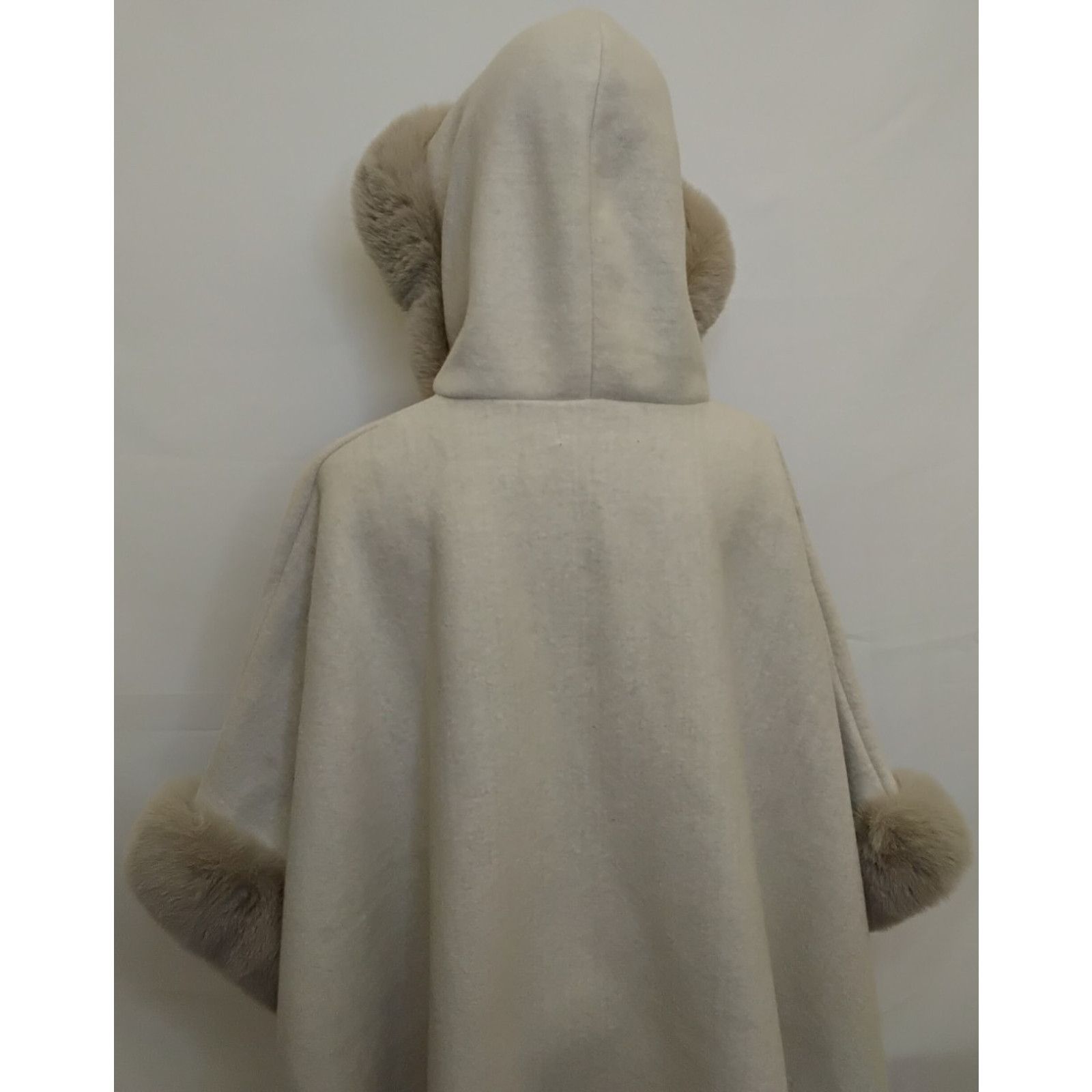Rachel Zoe Rachel Zoe Poncho Women's One Size Beige/Ivory Faux Fur NWT Size L / US 10 / IT 46 - 6 Thumbnail