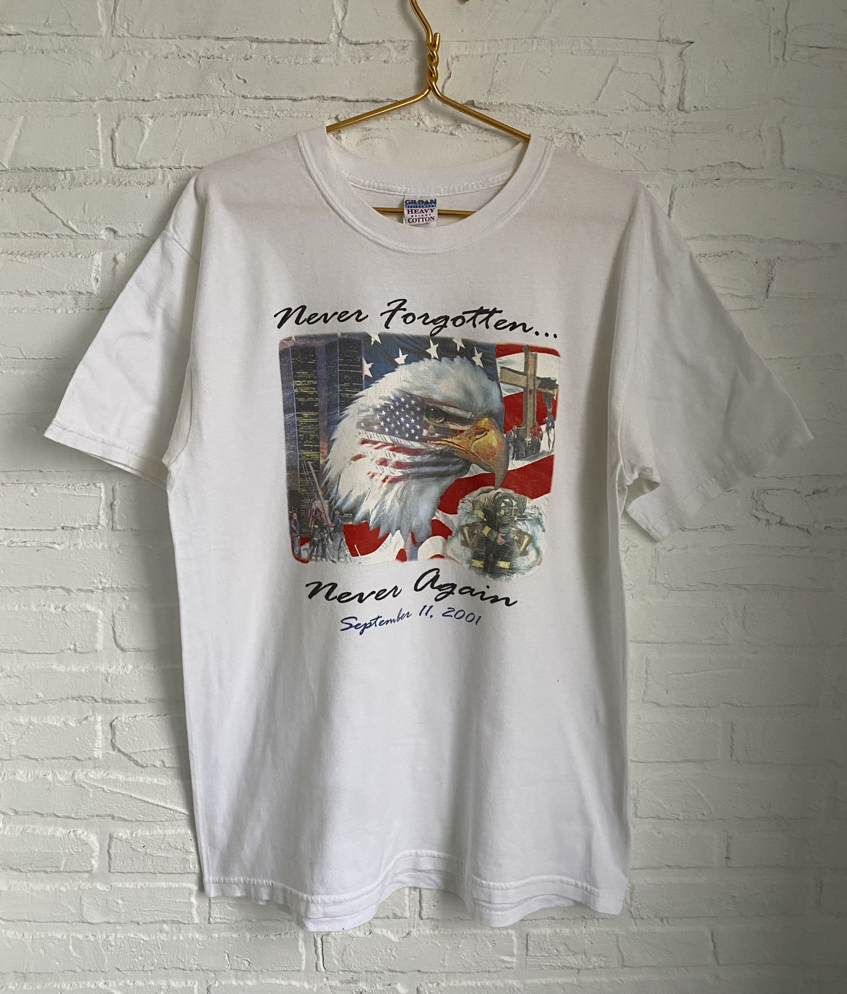 Gildan × Vintage Vintage 2000s 9 /11 attack Never Forgotten memorial tee Size US L / EU 52-54 / 3 - 1 Thumbnail