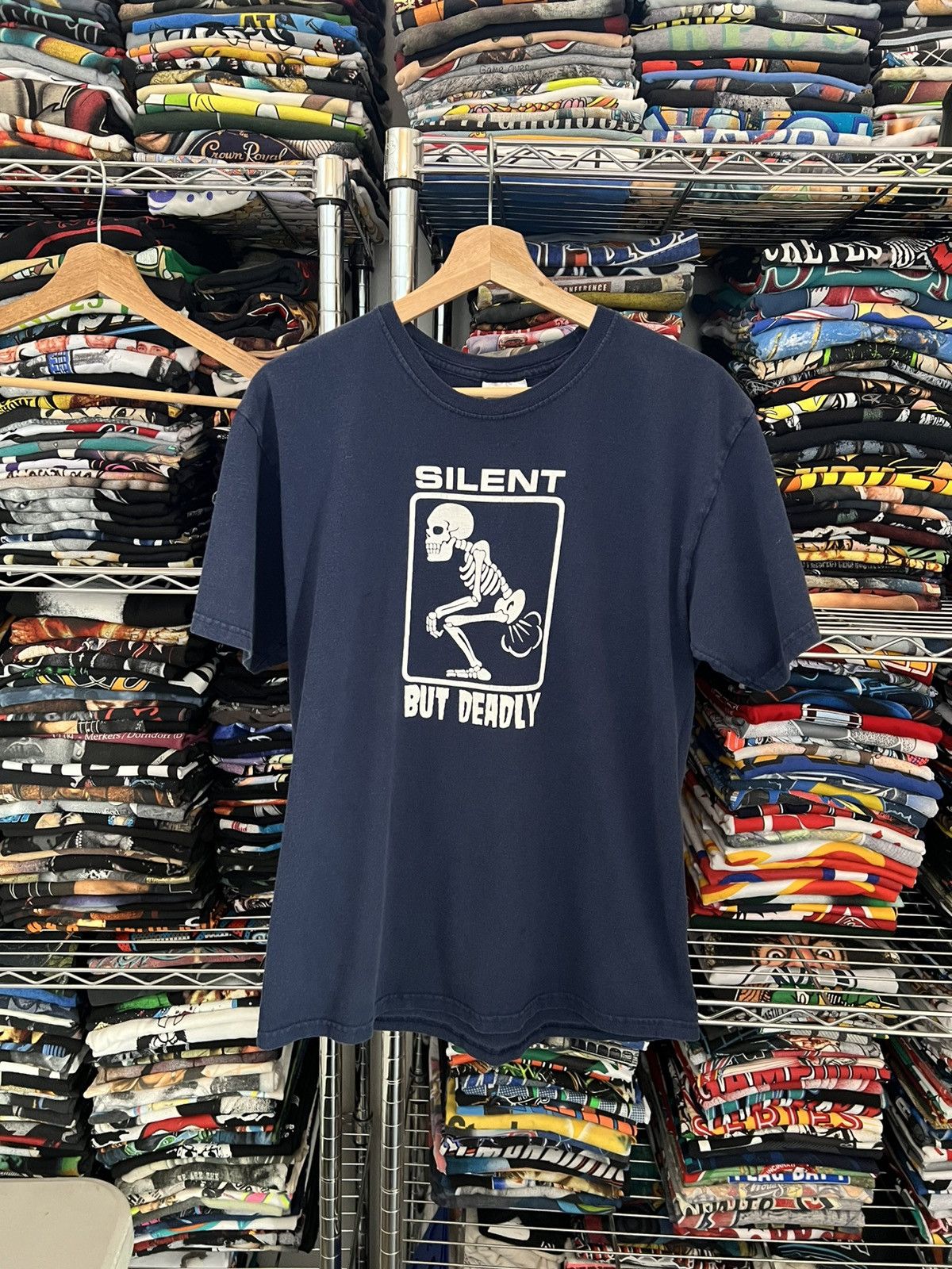 Hanes 2000s Silent But Deadly Fart Random Funny Tee Skeleton Skull Size US M / EU 48-50 / 2 - 1 Thumbnail