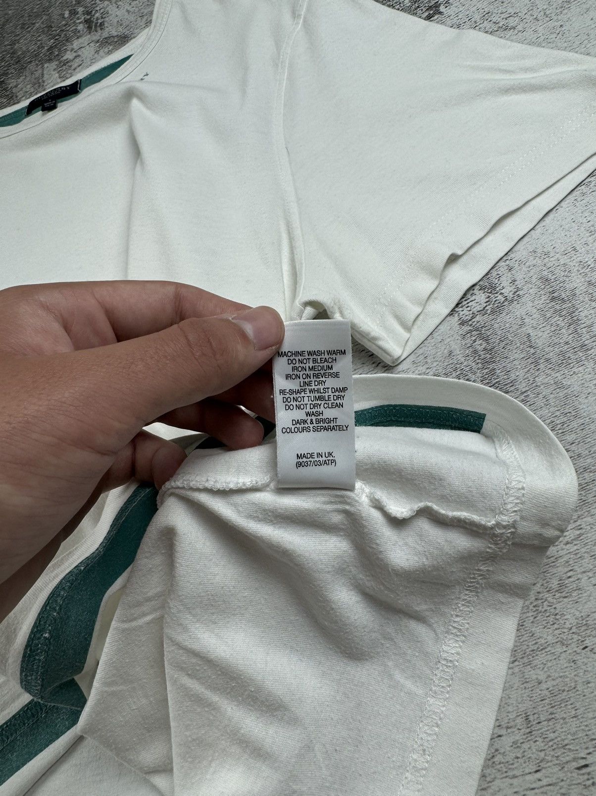 Burberry Burberry London 100% Cotton Basic Mini Neck Logo T Shirt Size US L / EU 52-54 / 3 - 12 Thumbnail