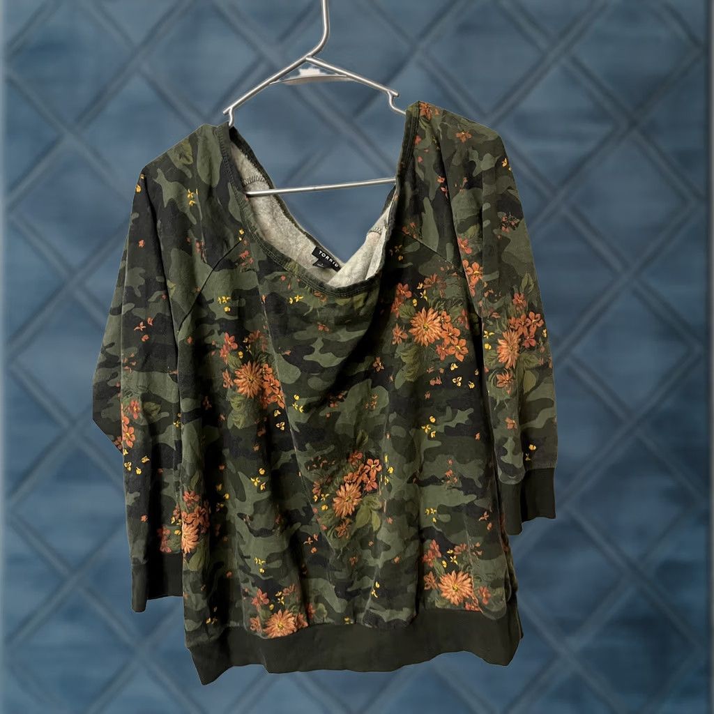 Torrid Torrid Callie Sweatshirt 1X Green Camo Floral Asymmetrical Off Shoulder Size Size XL / US 12-14 / IT 48-50 - 1 Thumbnail