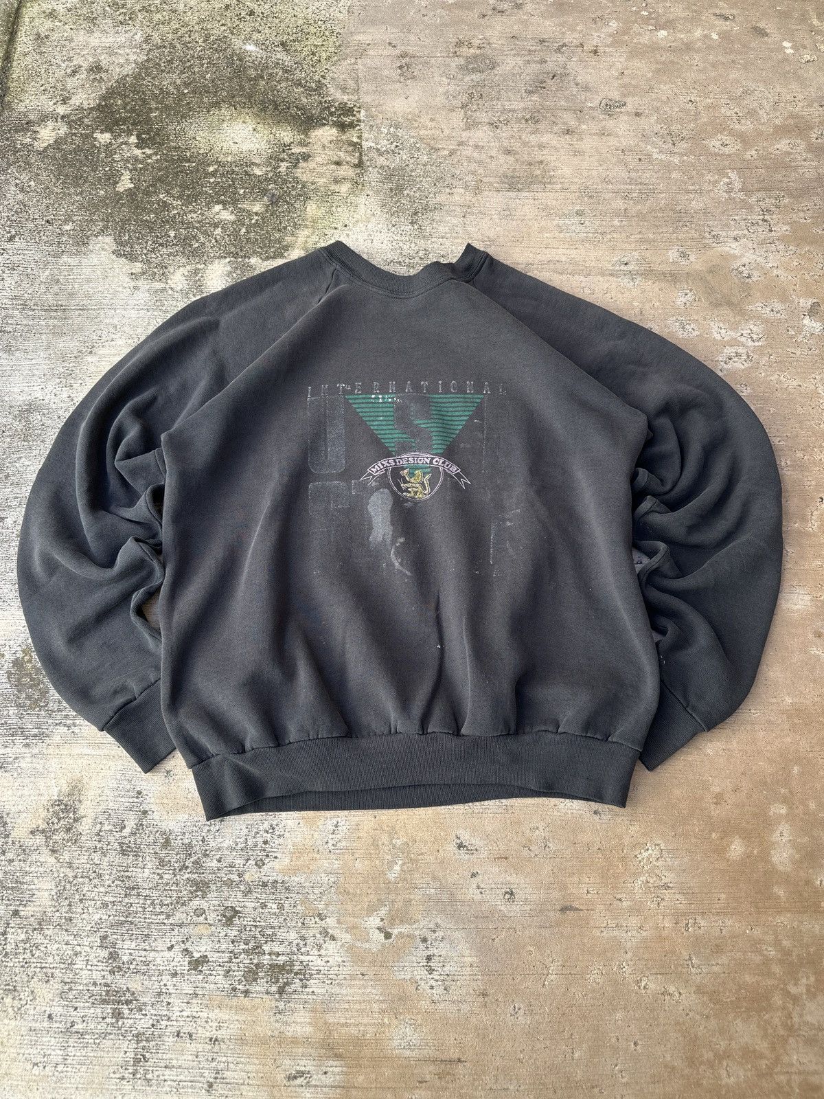 Fruit Of The Loom × Vintage Vintage 90s Faded Black USA International Sweatshirt Size US L / EU 52-54 / 3 - 1 Thumbnail