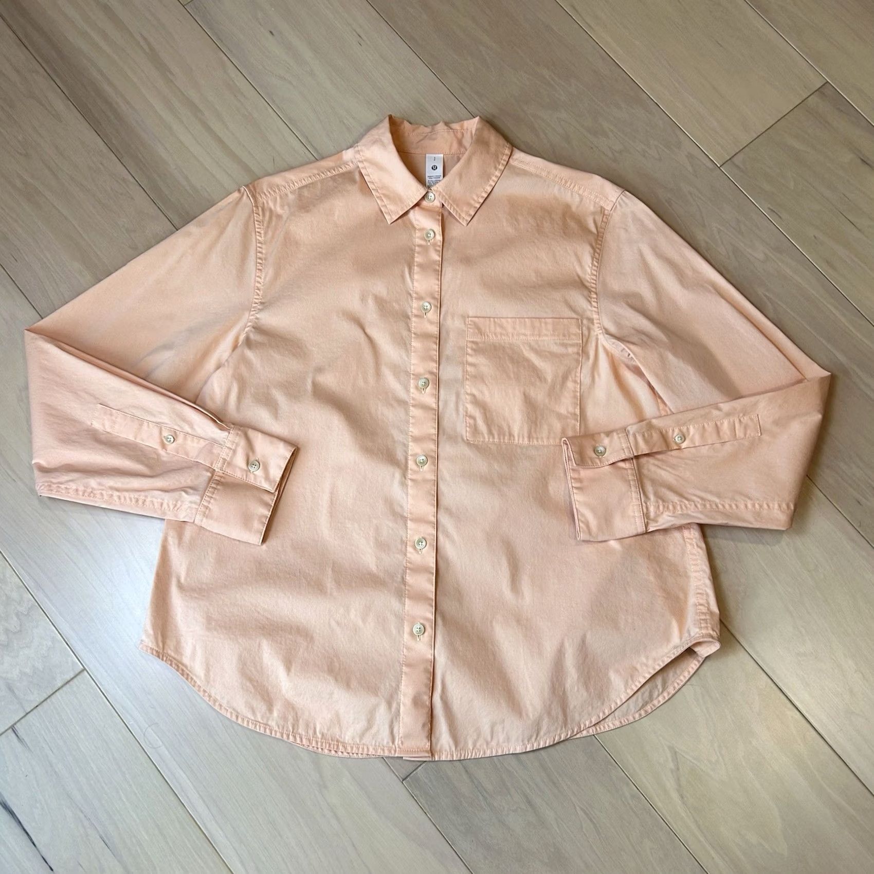 Lululemon Lululemon Relaxed-Fit Poplin Button Up Shirt Peach Bellini Women’s Small Shirt Regular S Orange Solid Long Sleeve Button-Up Casual Travel Women Size S / US 4 / IT 40 - 2 Thumbnail