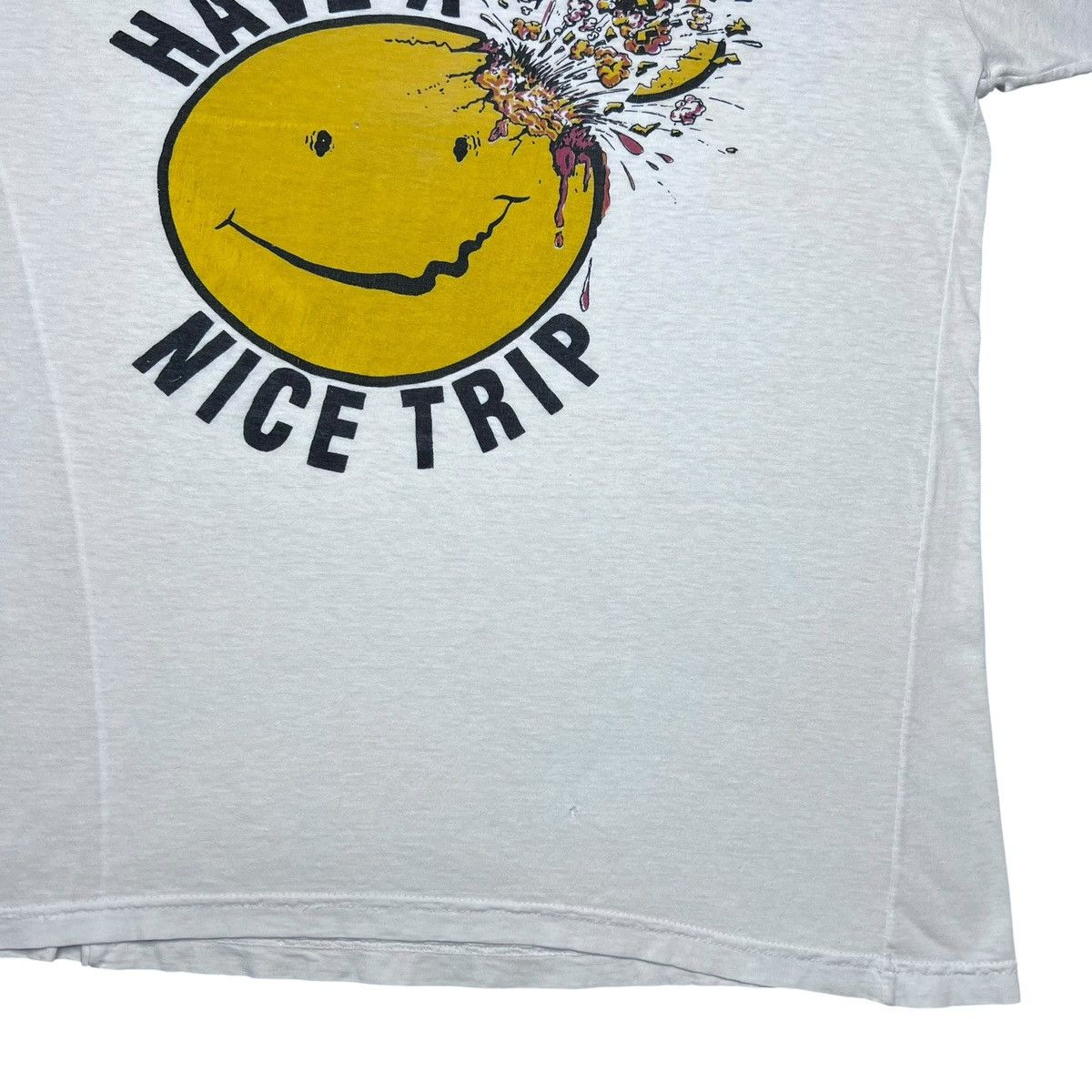 Vintage 80s Smiley Face Happy Head Shot Grunge Punk Graphic T-Shirt Size US L / EU 52-54 / 3 - 7 Thumbnail