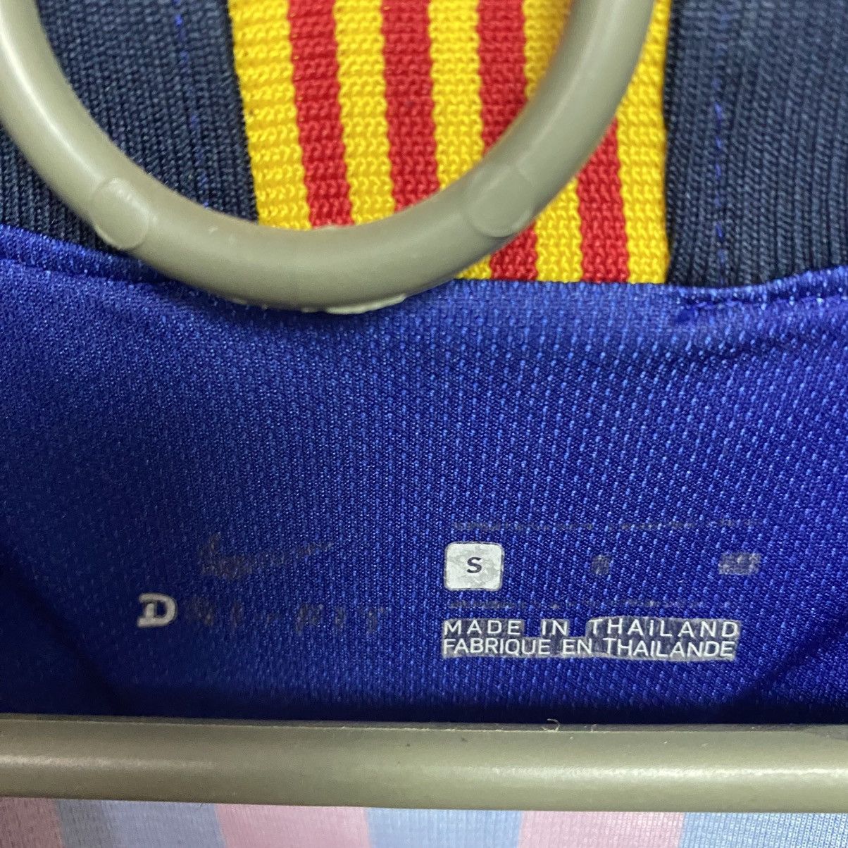 Nike Mens Nike FC Barcelona Origi 69 Player 2018 soccer jersey Size US S / EU 44-46 / 1 - 7 Thumbnail