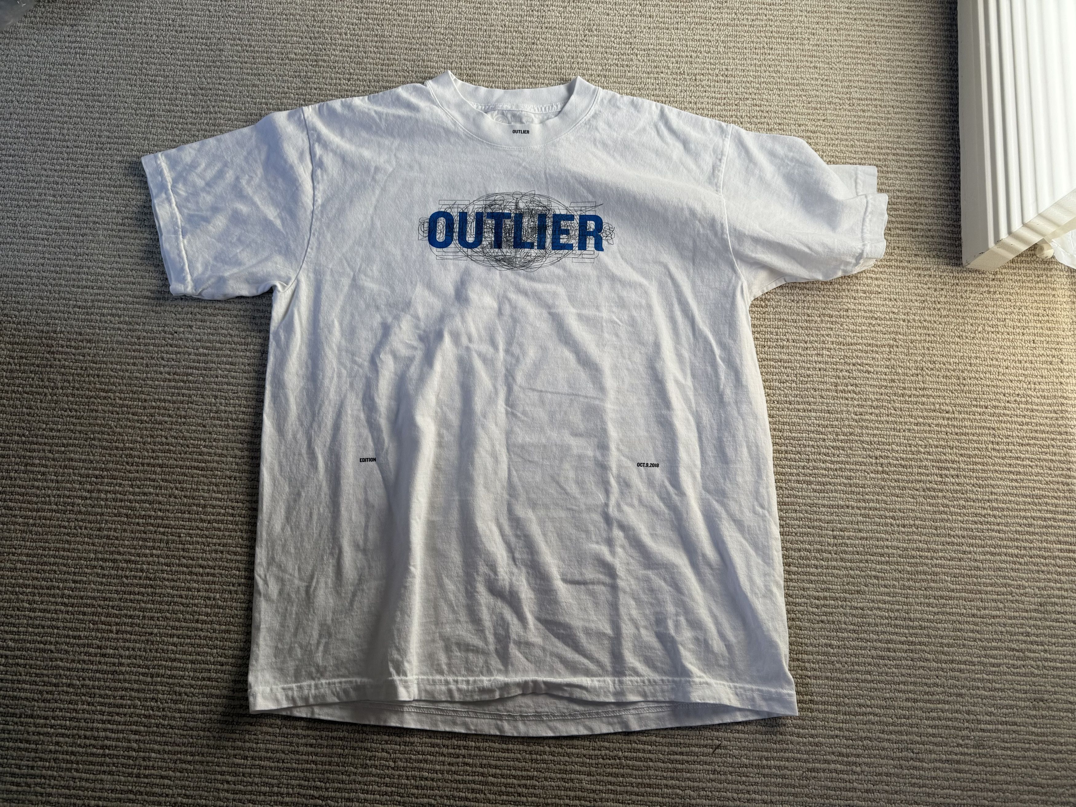 Outlier Oct. 9, 2018 t-shirt Size US L / EU 52-54 / 3 - 1 Thumbnail