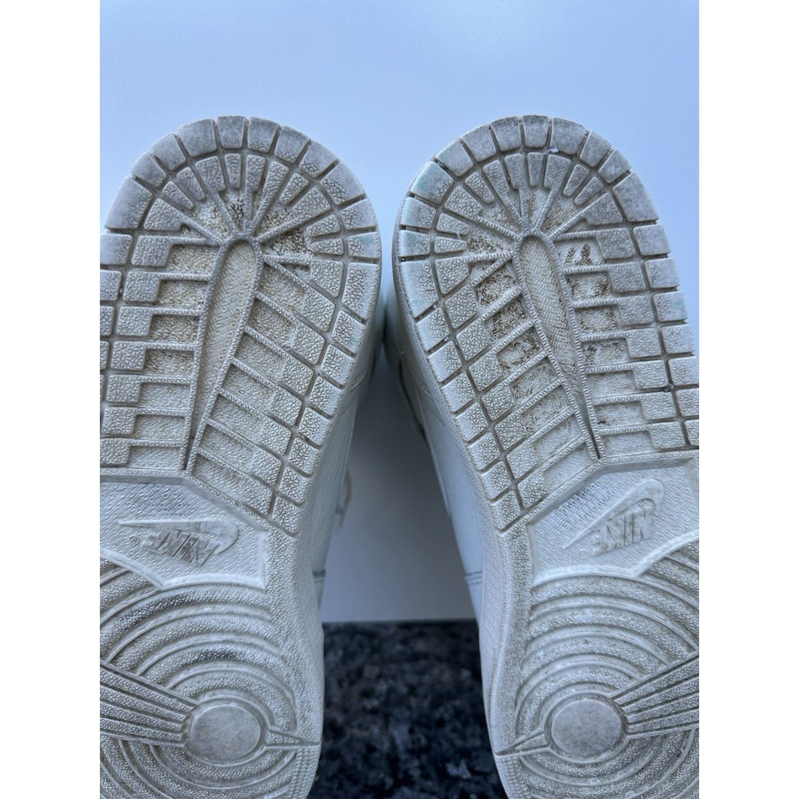 Nike RARE Nike Air Jordan 1 Retro OG High Sail University Red 11 Size US 11 / EU 44 - 9 Thumbnail