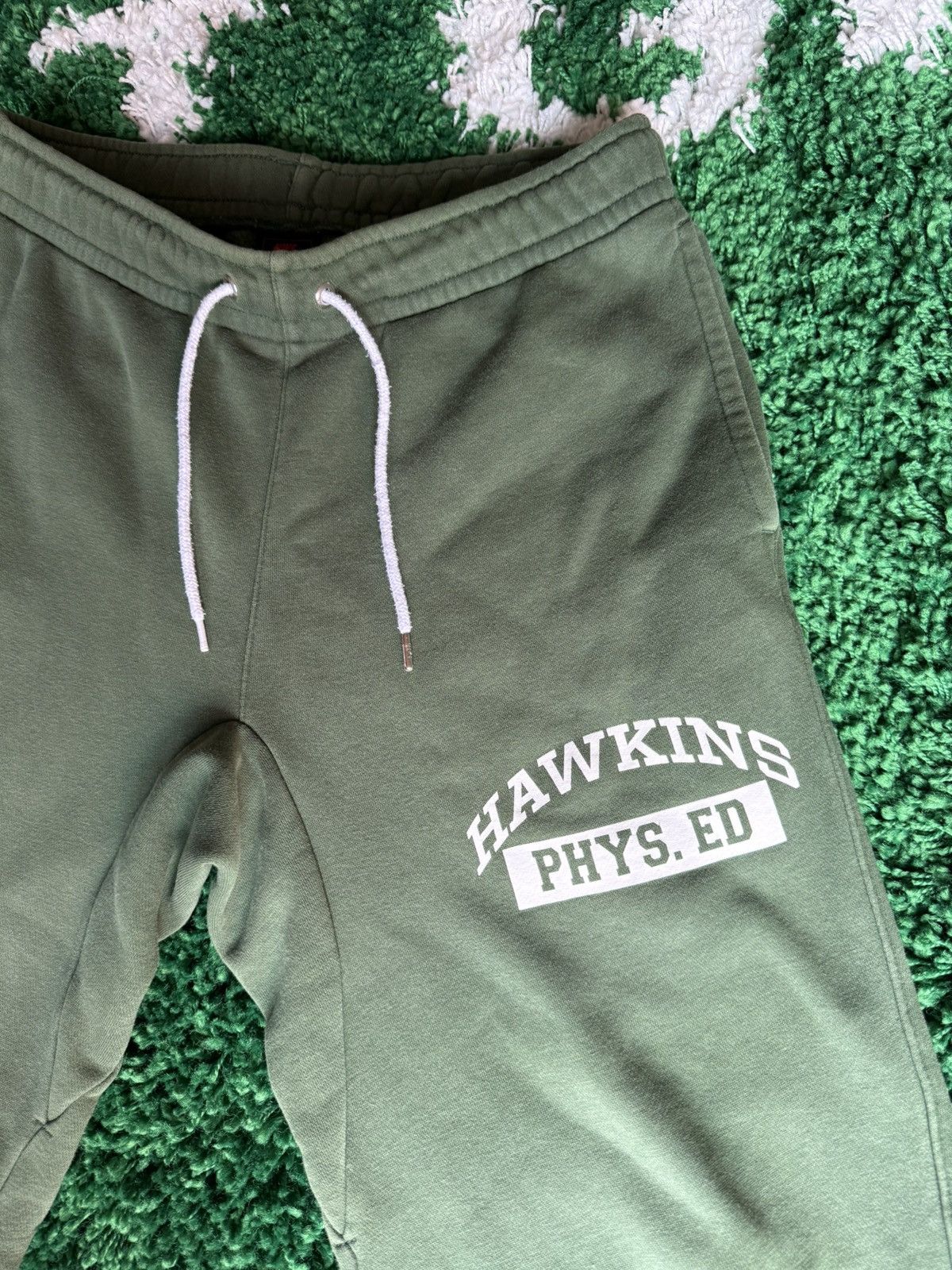 Nike Nike x Stranger Things Hawkins High Sweatpants. Green Size US 28 / EU 44 - 2 Thumbnail