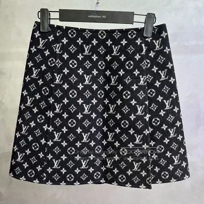 Louis Vuitton Louis Vuitton Black Logo Print Mini Skirt. Size US 34 / EU 50 - 5 Thumbnail