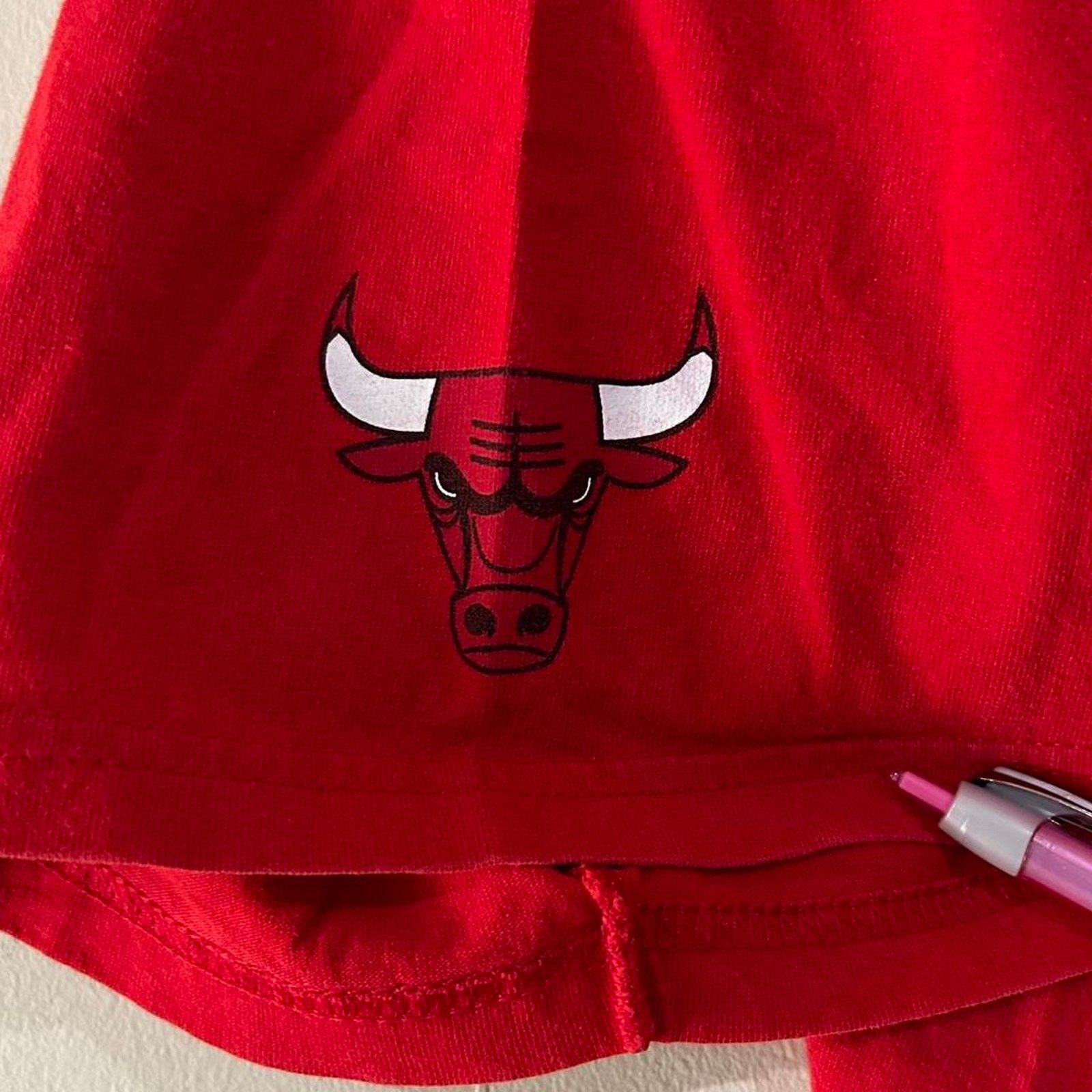 Nike Vintage Nike Center Swoosh Chicago Bulls Tee Shirt Size US XXL / EU 58 / 5 - 3 Thumbnail